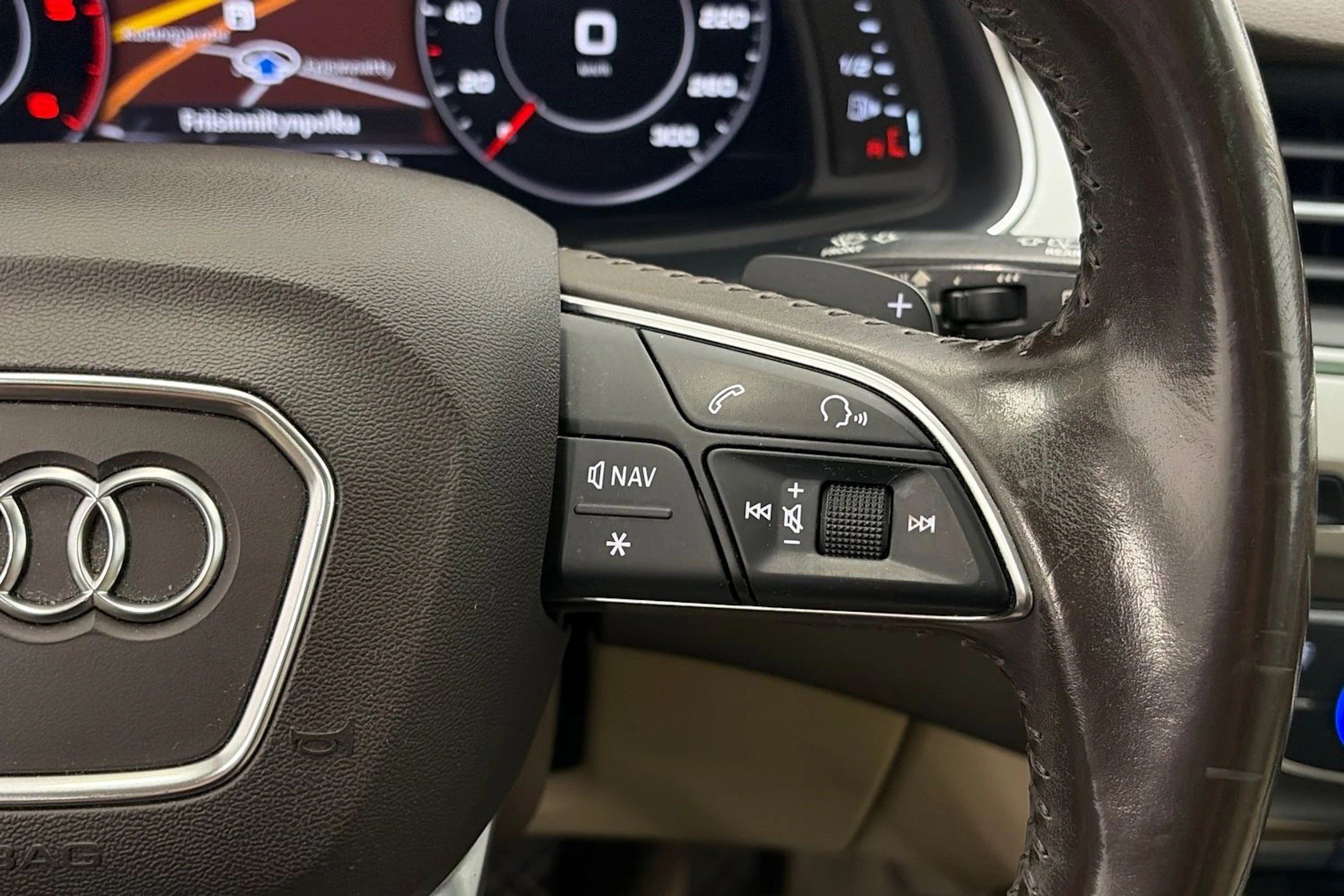 Ruskea (beige) Audi Q7 2016 kuva 22.