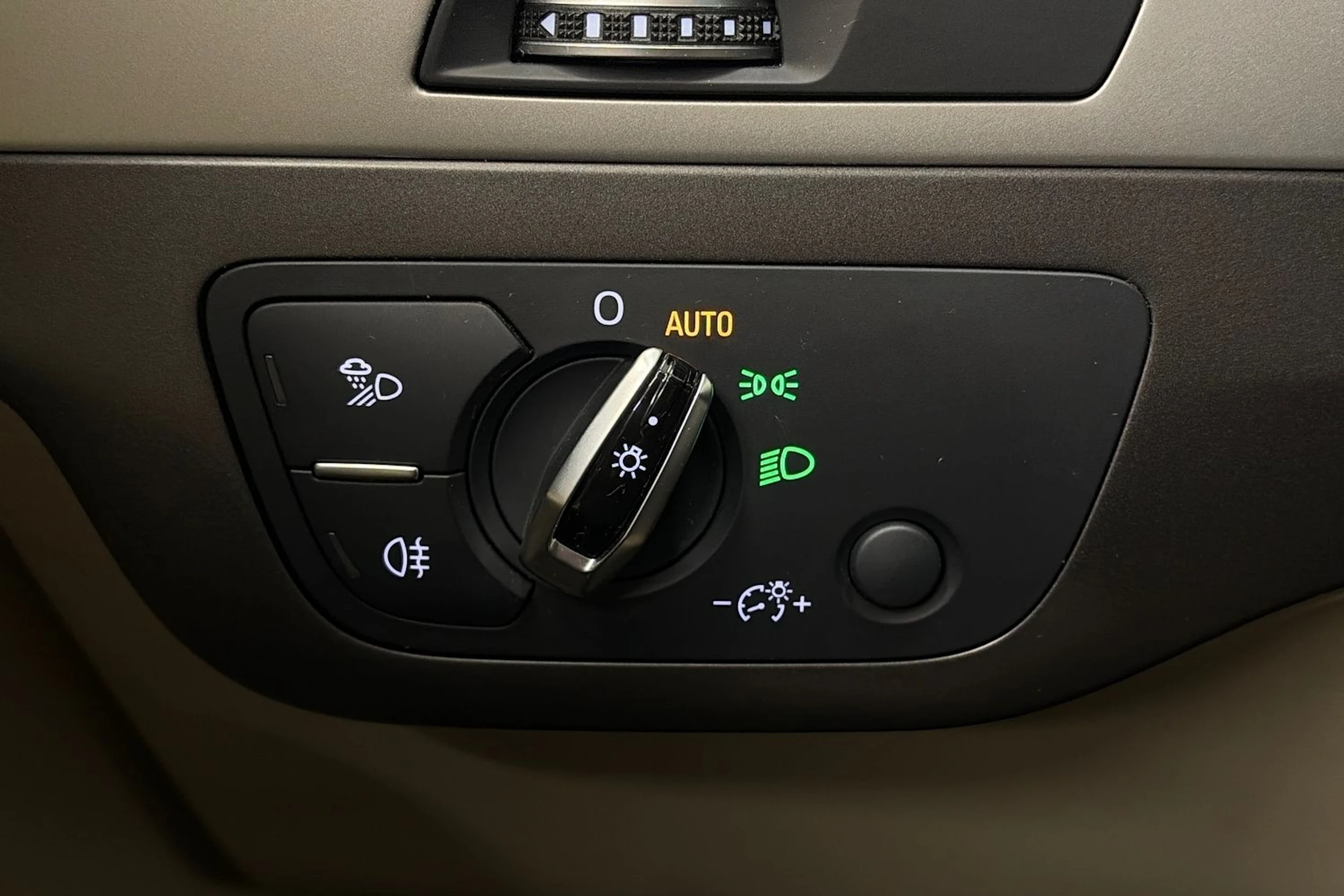 Ruskea (beige) Audi Q7 2016 kuva 24.