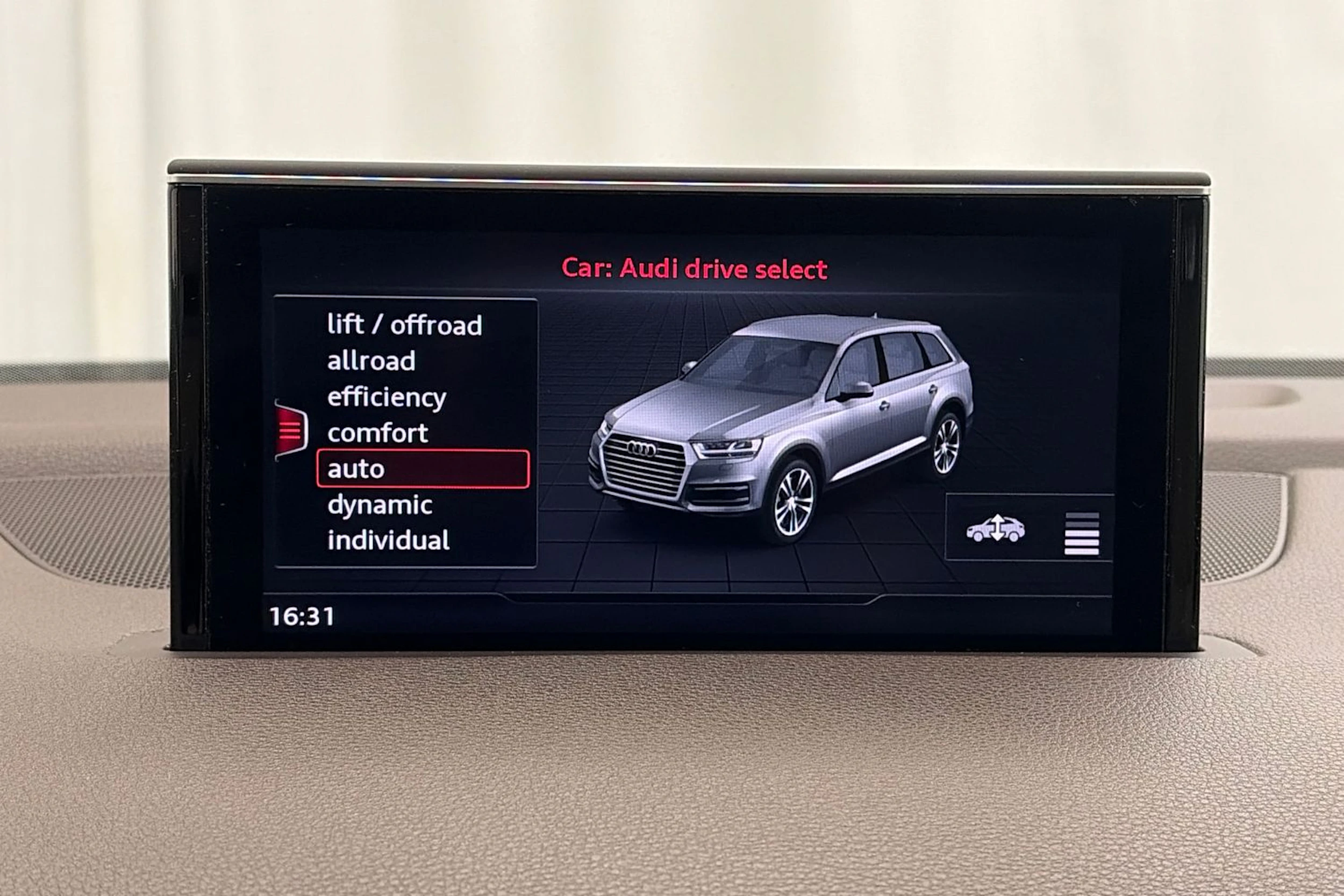 Ruskea (beige) Audi Q7 2016 kuva 27.