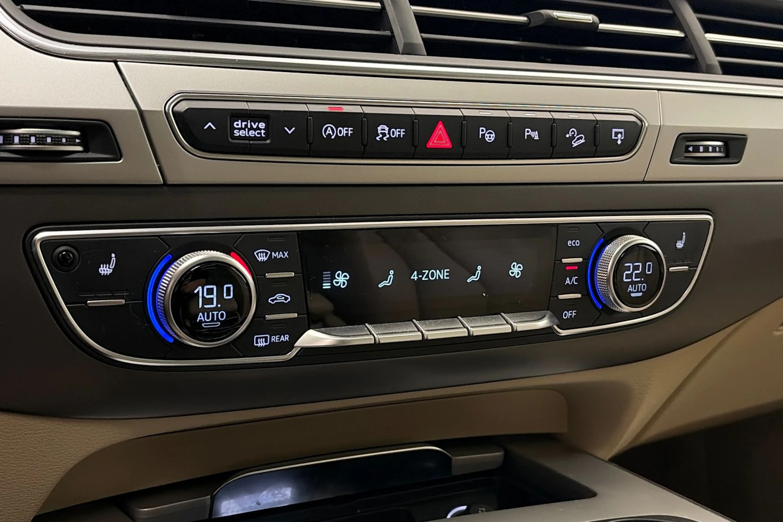 Ruskea (beige) Audi Q7 2016 kuva 33.