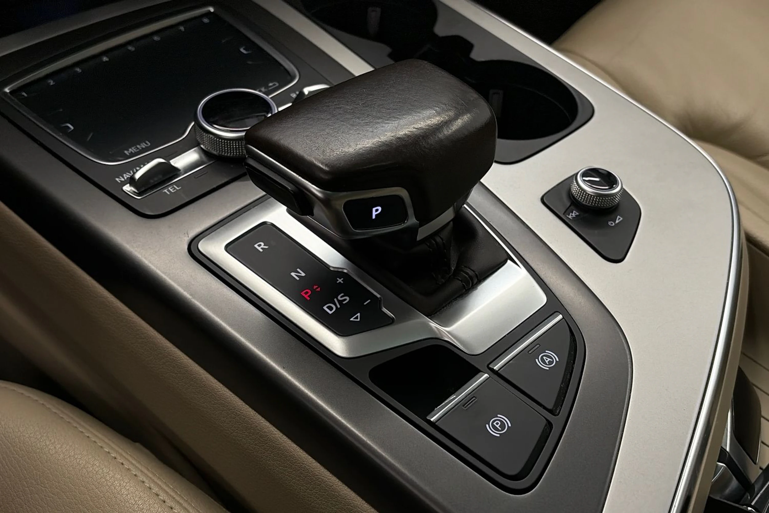 Ruskea (beige) Audi Q7 2016 kuva 35.
