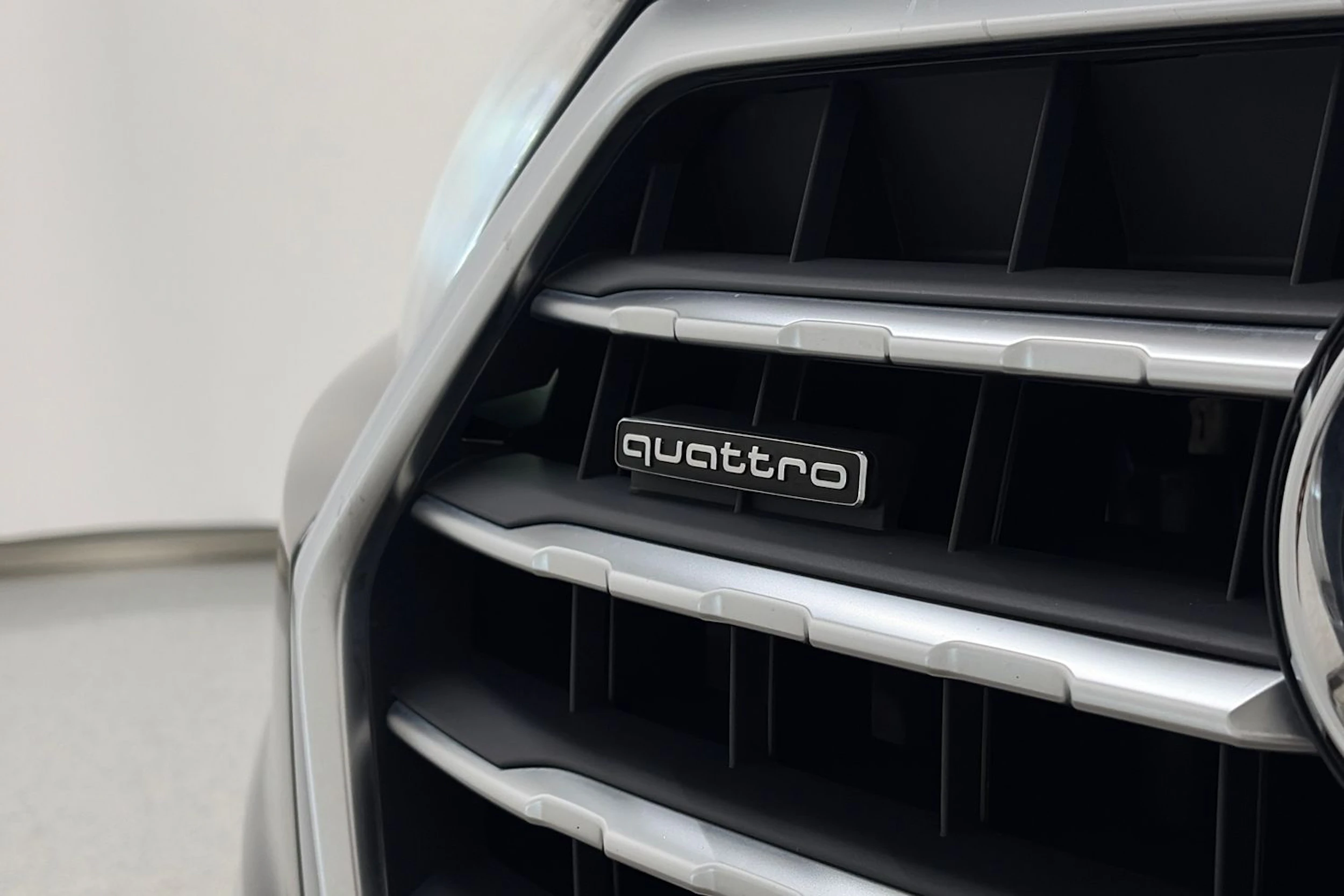 Ruskea (beige) Audi Q7 2016 kuva 38.