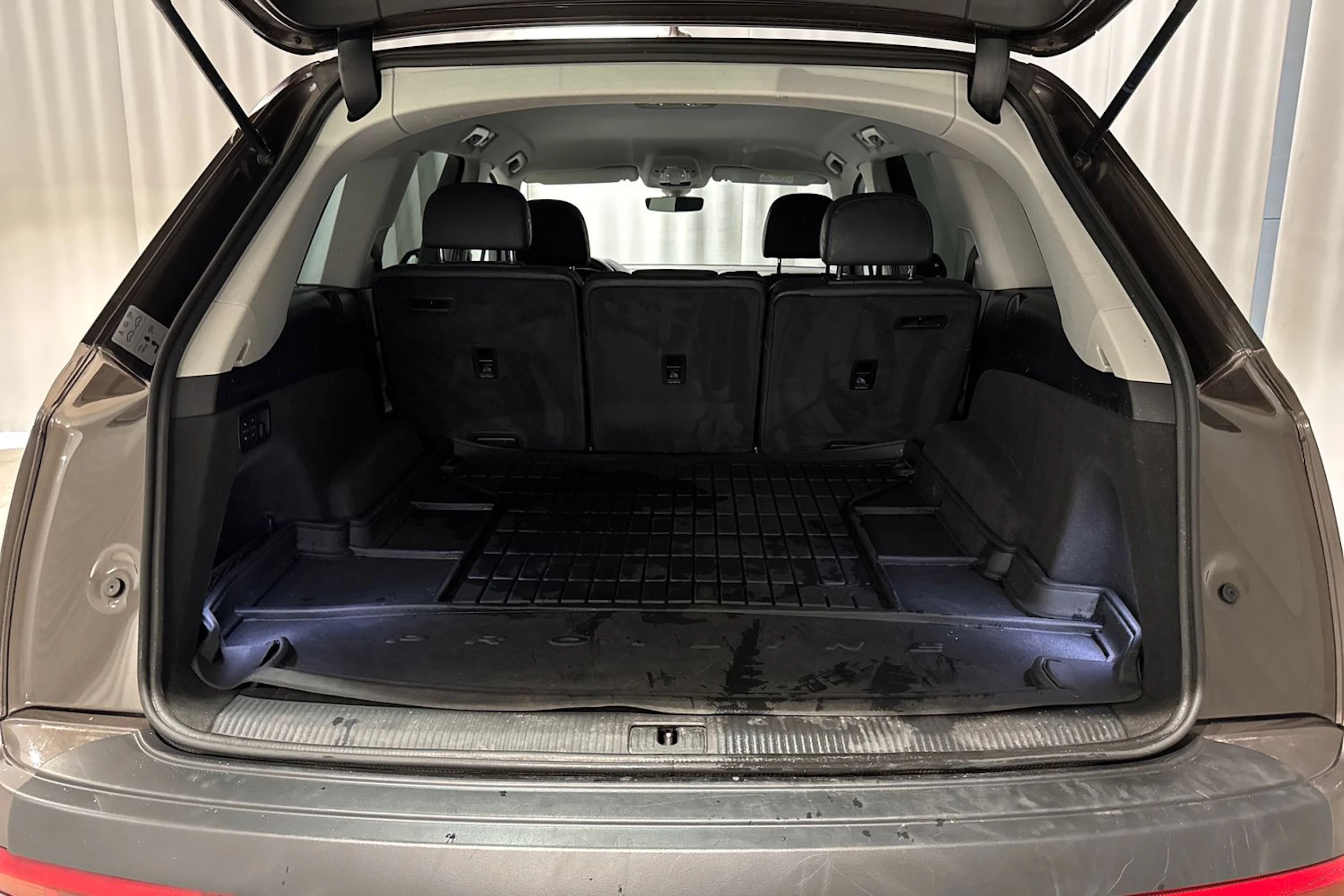 ruskea (beige) Audi Q7 2016 kuva 12.