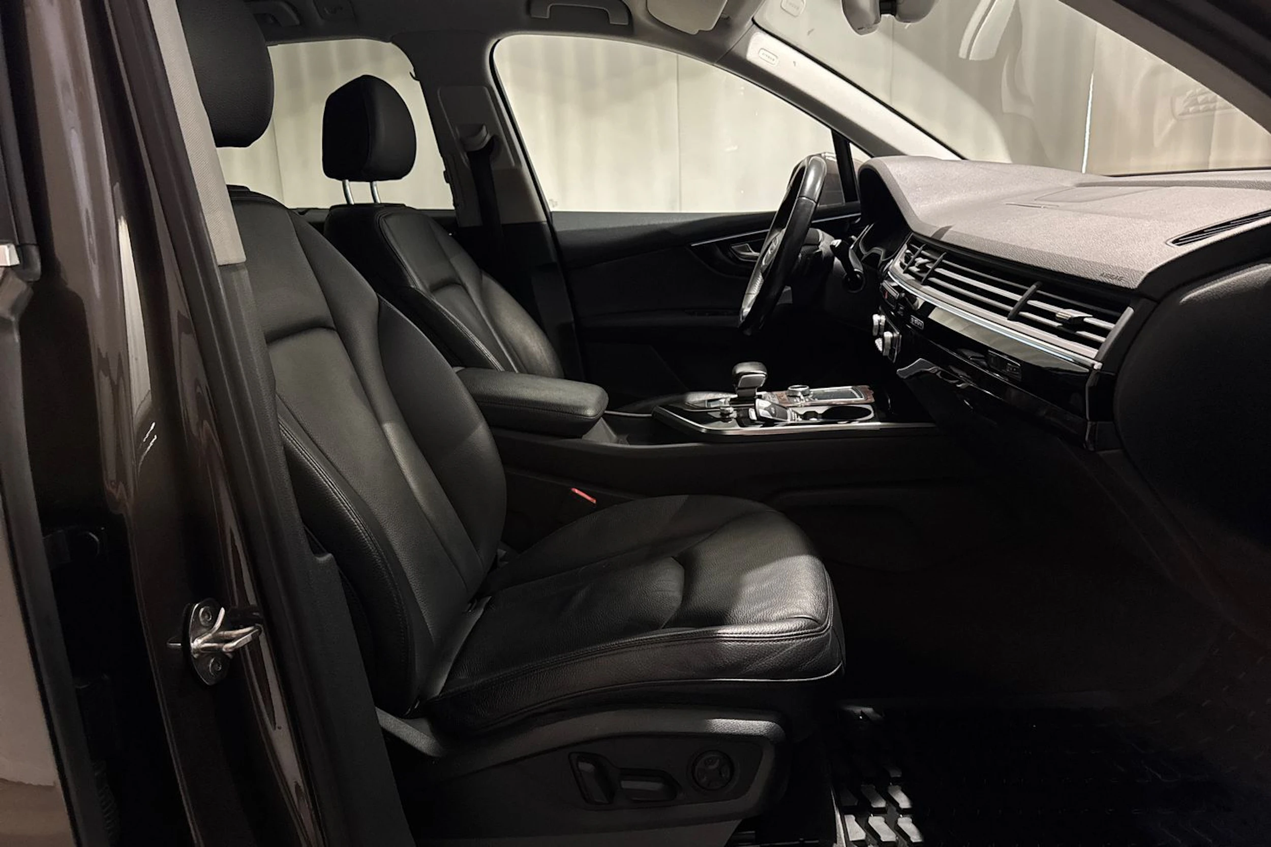 ruskea (beige) Audi Q7 2016 kuva 13.