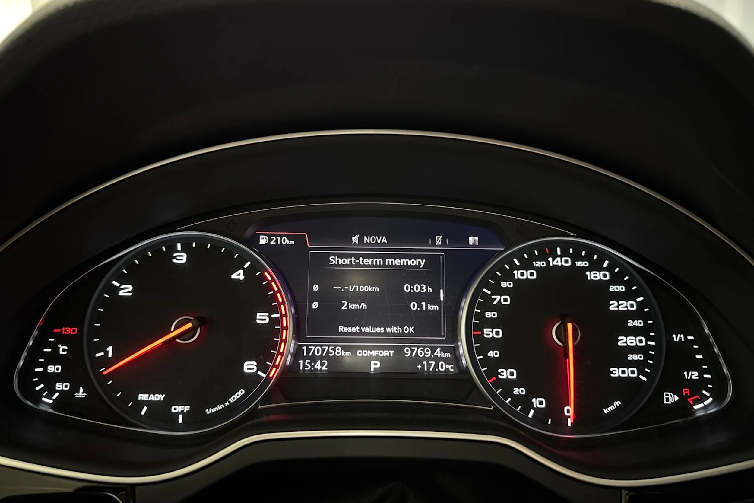 ruskea (beige) Audi Q7 2016 kuva 16.
