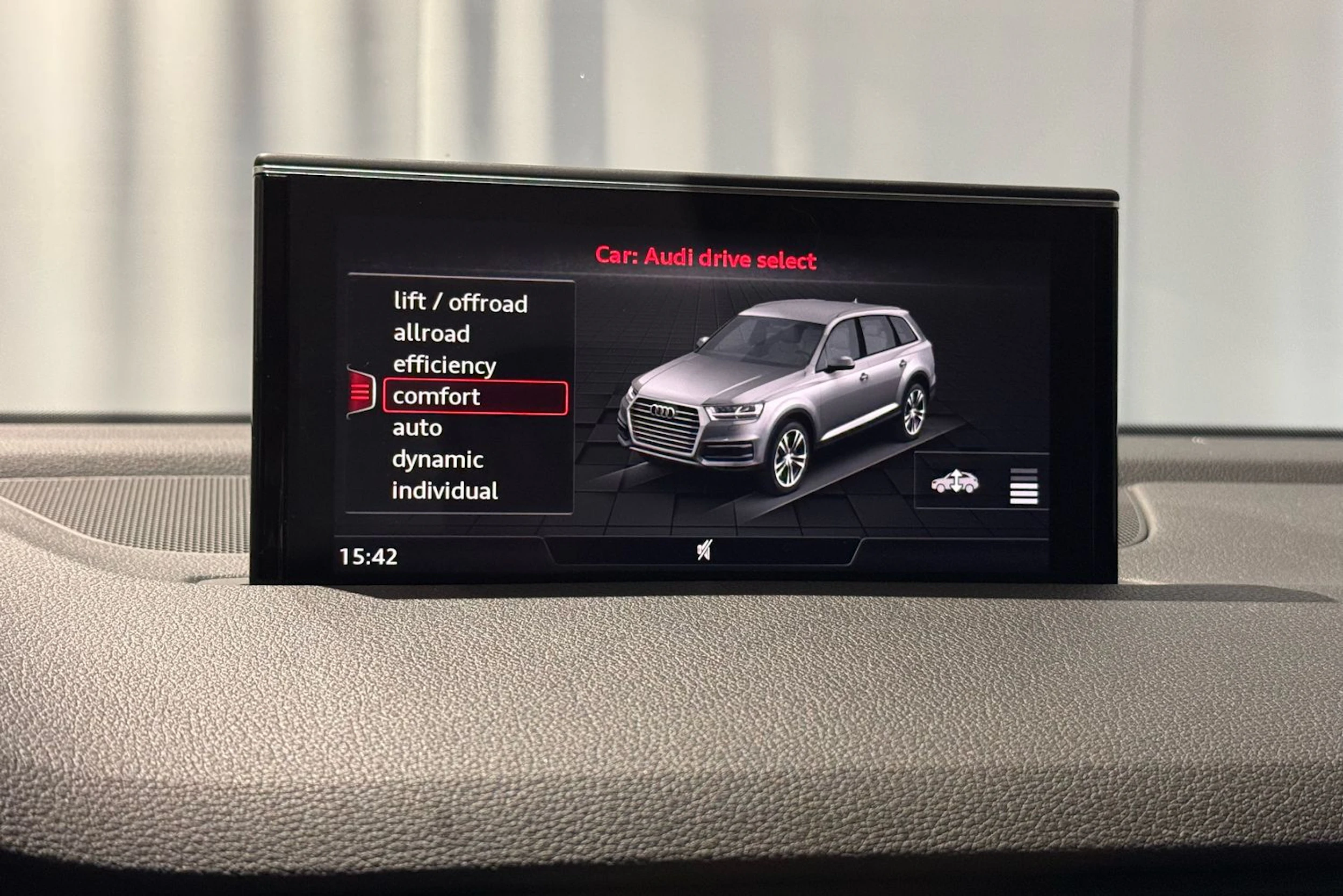 ruskea (beige) Audi Q7 2016 kuva 19.