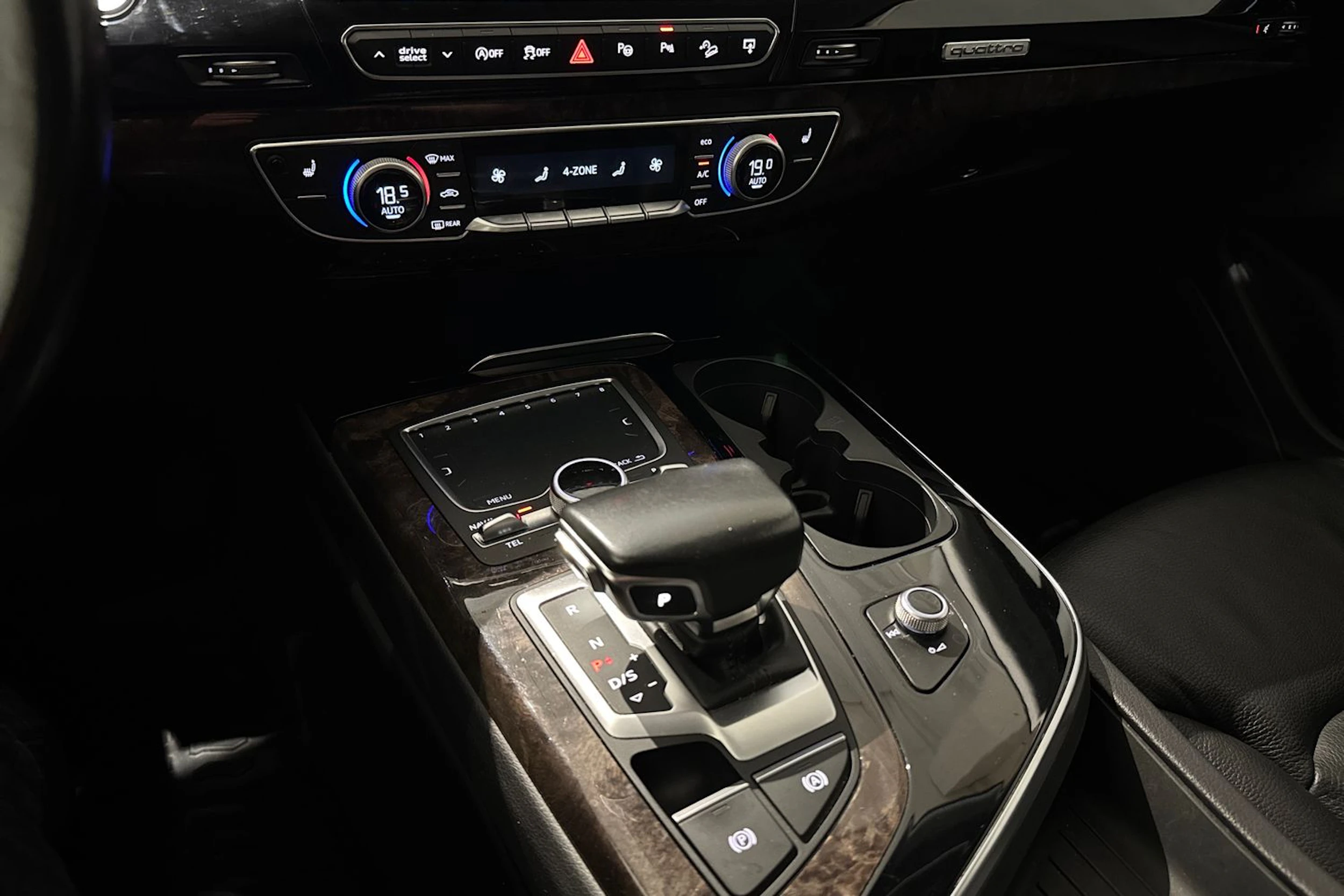ruskea (beige) Audi Q7 2016 kuva 24.