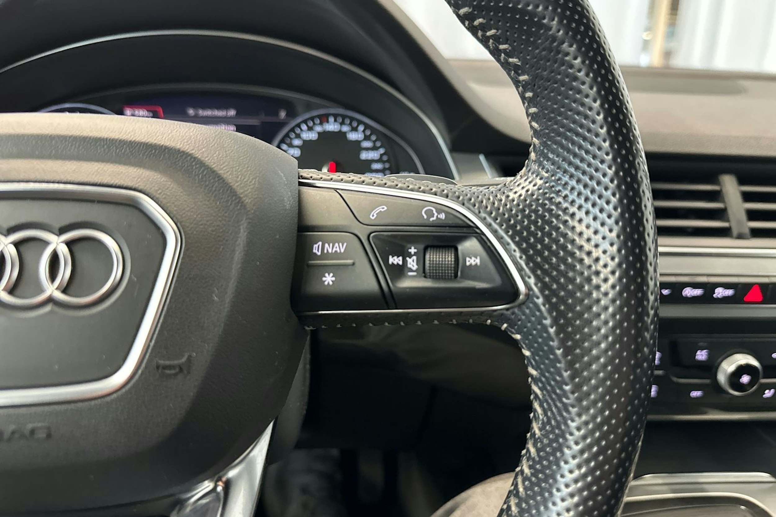 Valkoinen Audi Q7 2016 kuva 14.