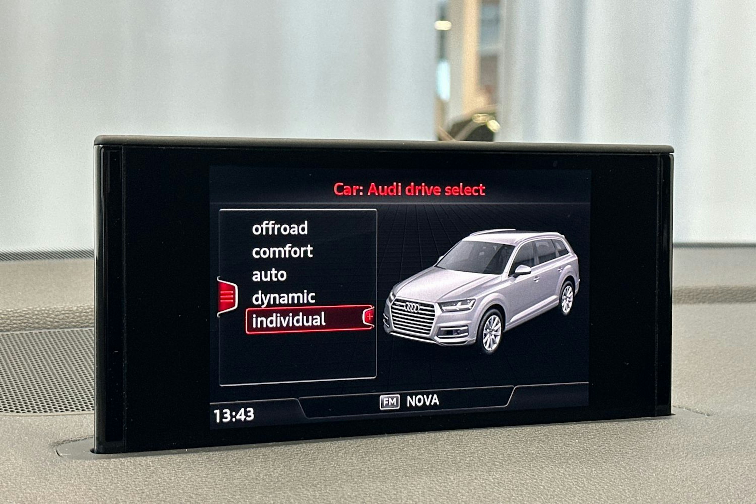 Valkoinen Audi Q7 2016 kuva 15.