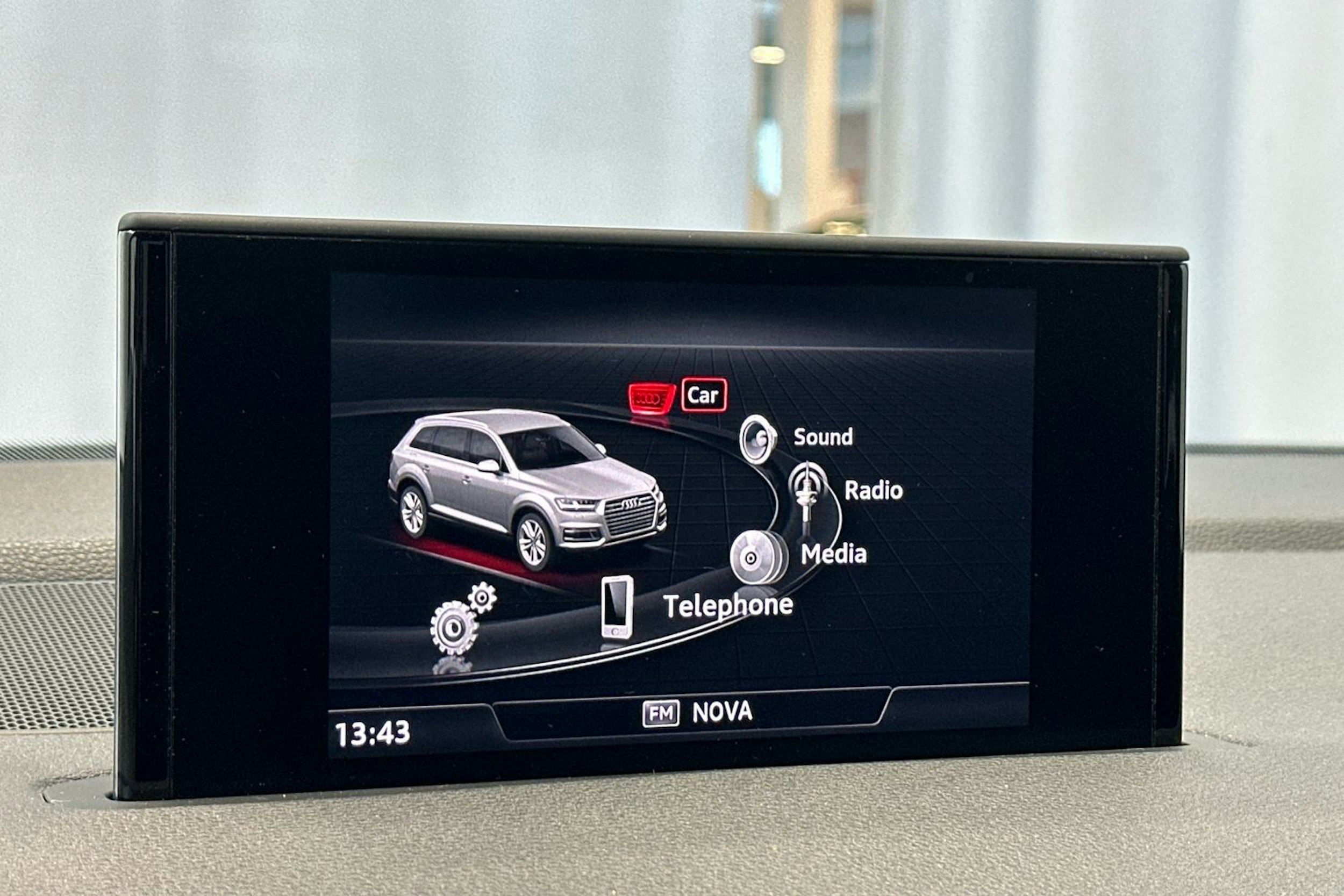 Valkoinen Audi Q7 2016 kuva 17.