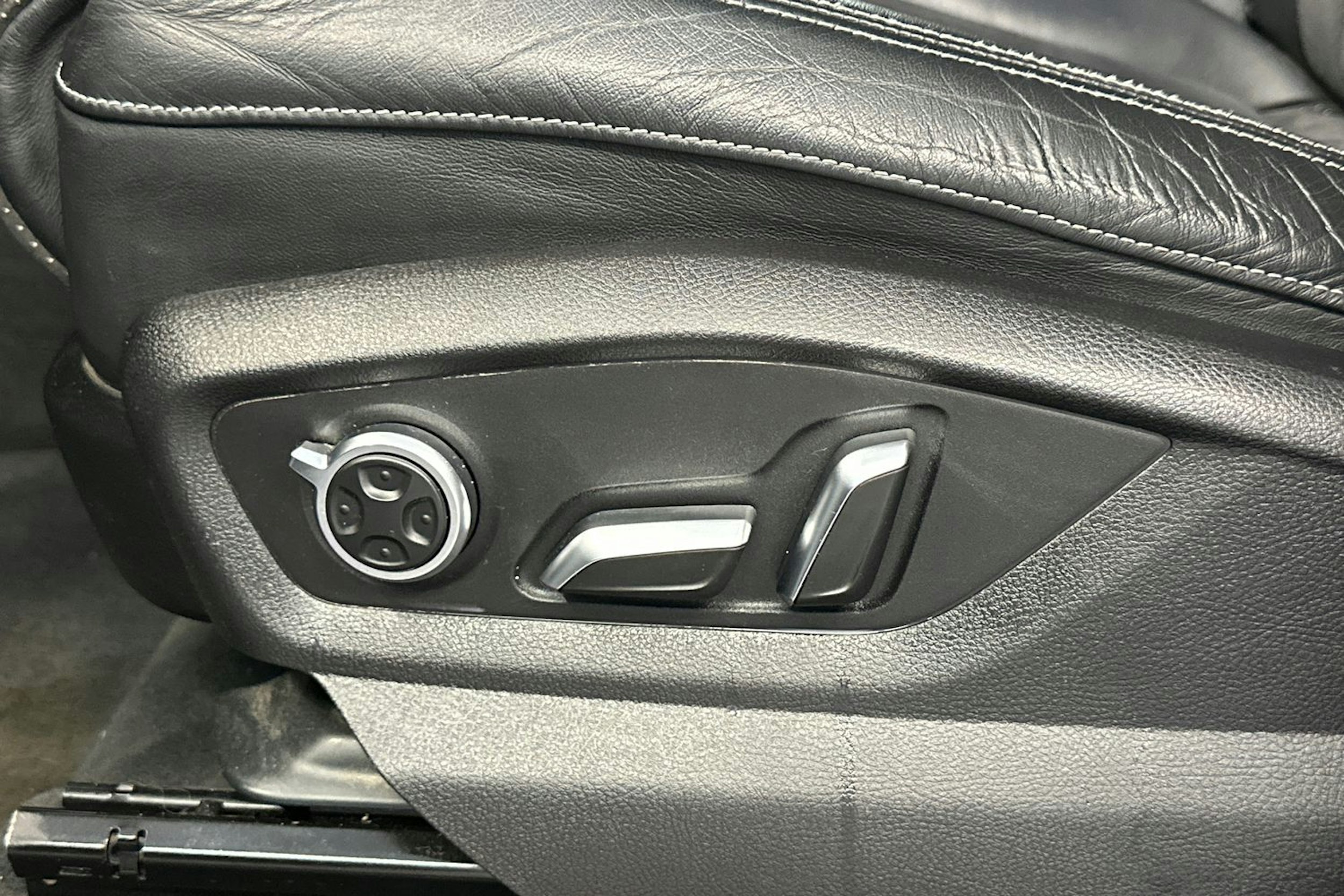 Valkoinen Audi Q7 2016 kuva 20.