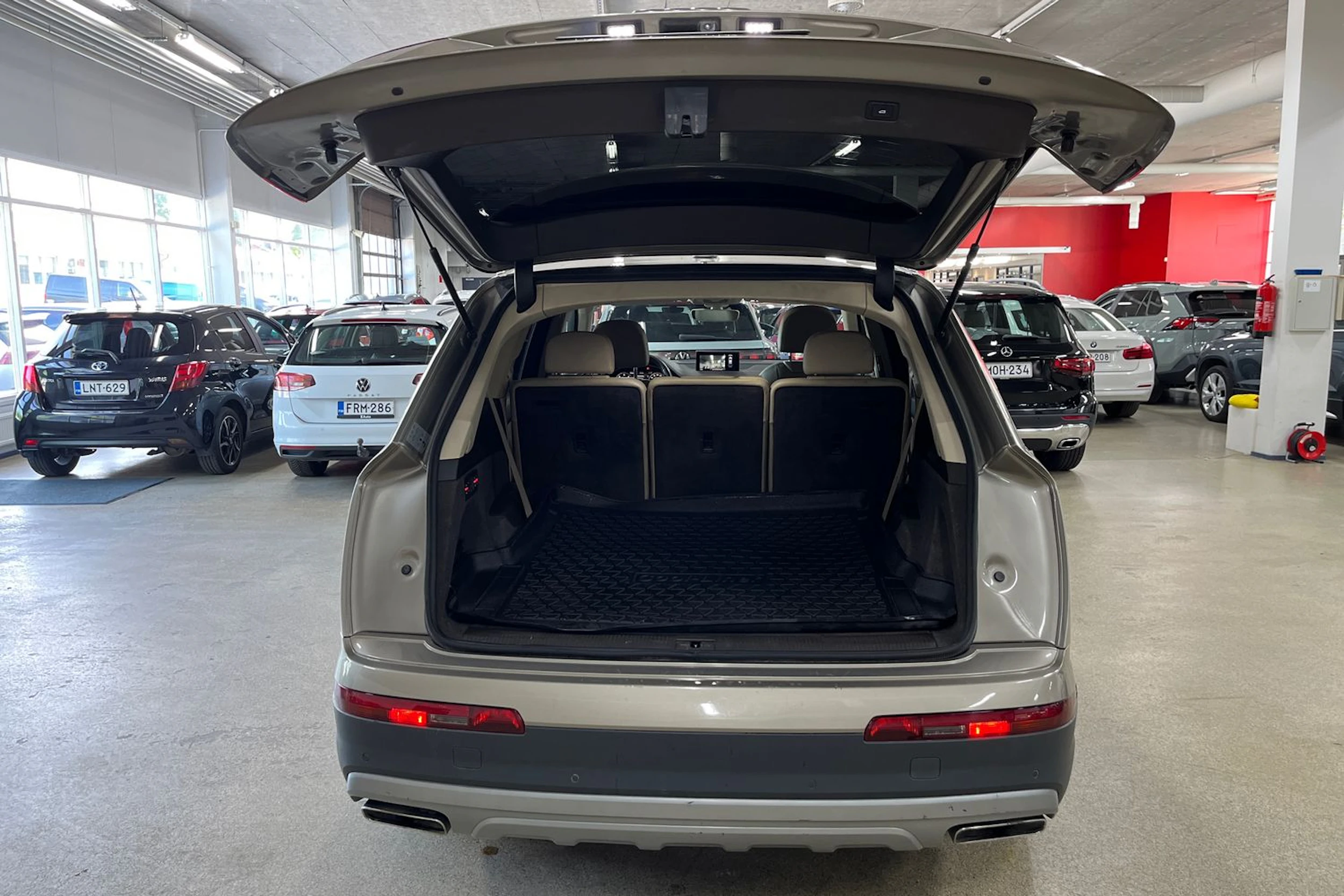 ruskea Audi Q7 2016 kuva 16.