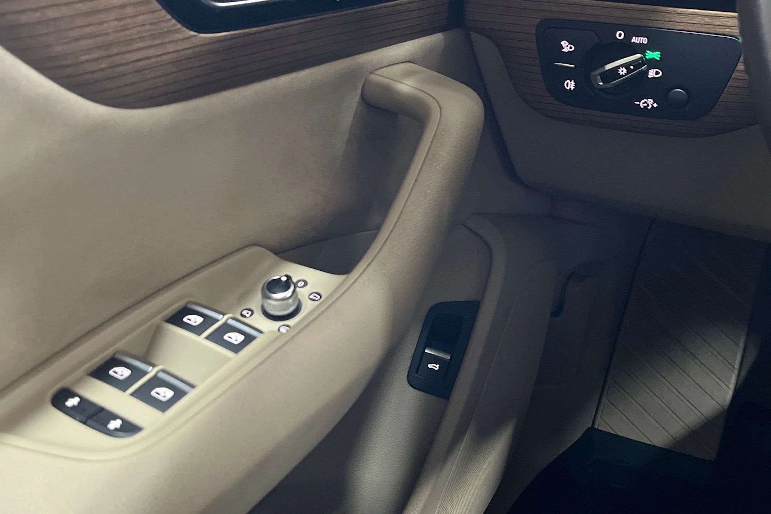 ruskea Audi Q7 2016 kuva 21.