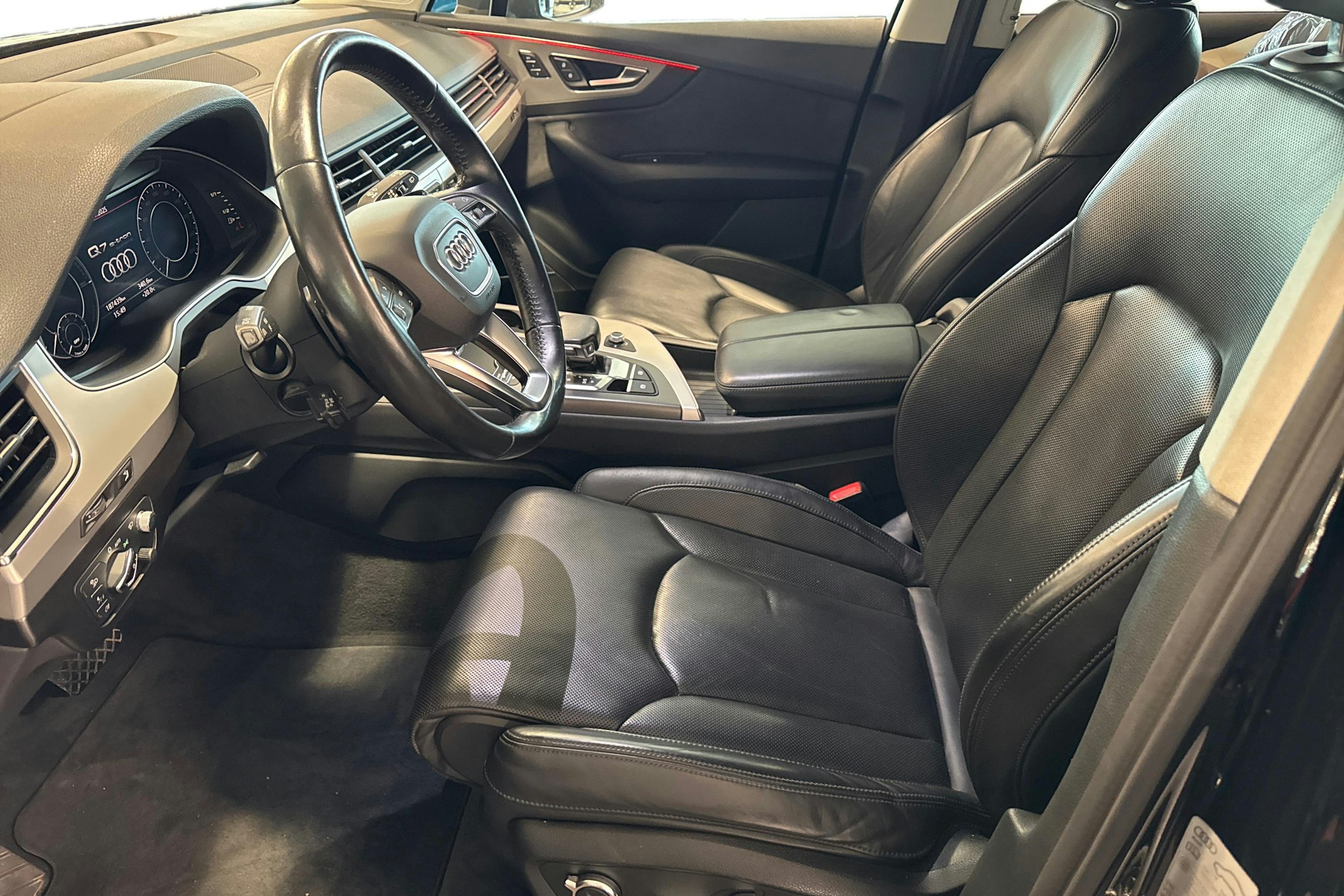 Musta Audi Q7 2017 kuva 8.