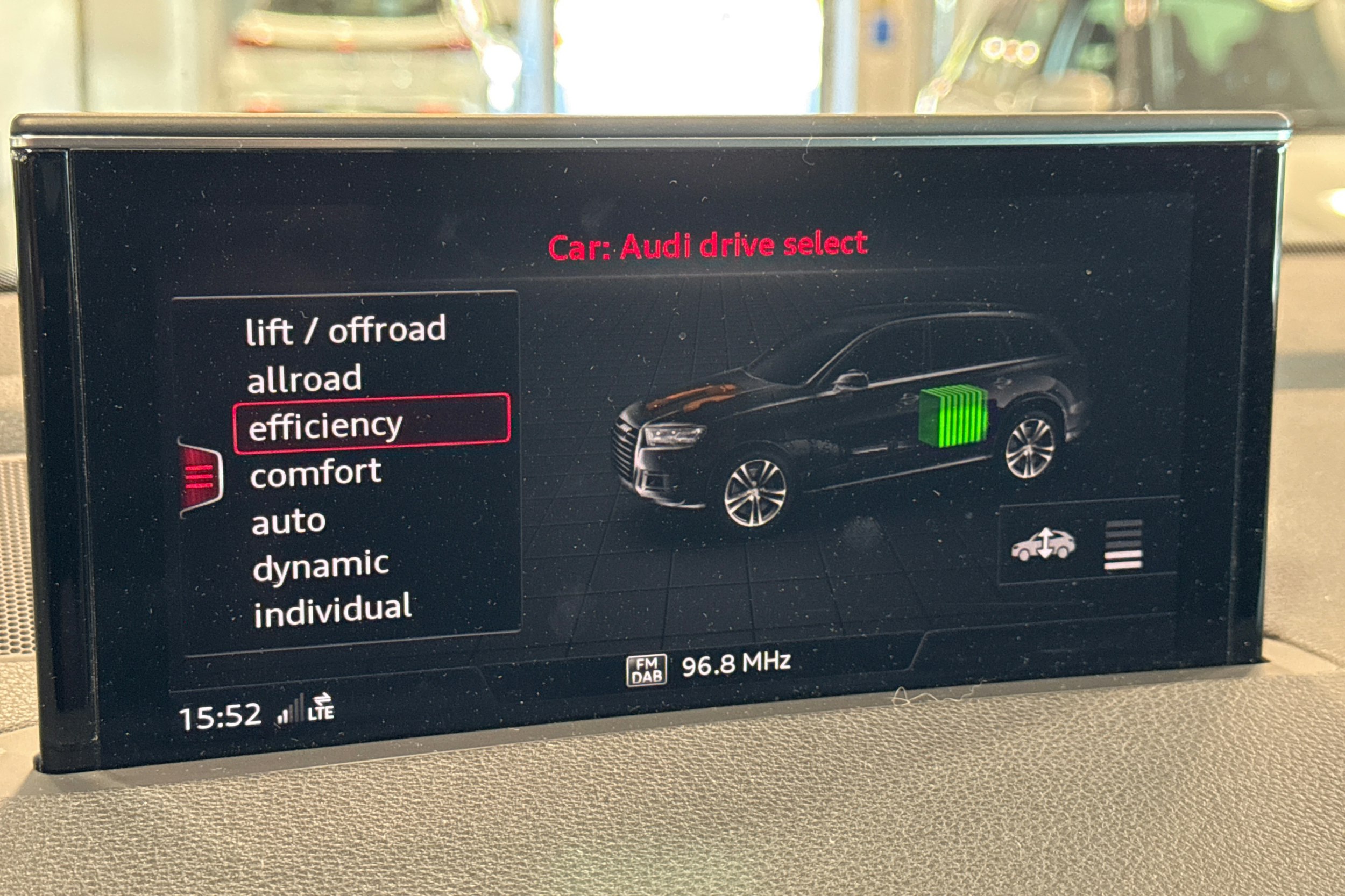 Musta Audi Q7 2017 kuva 12.