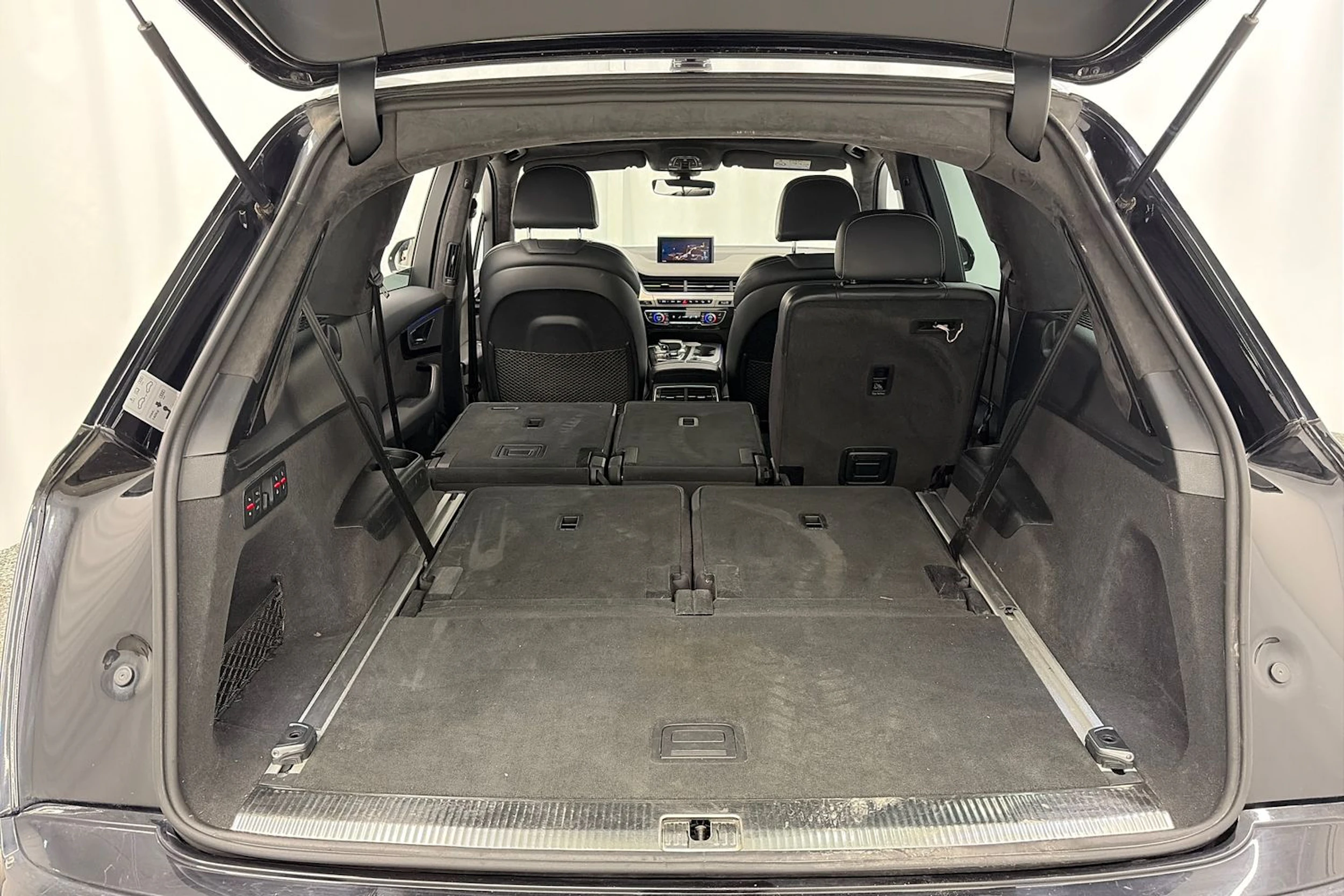 musta Audi Q7 2016 kuva 17.