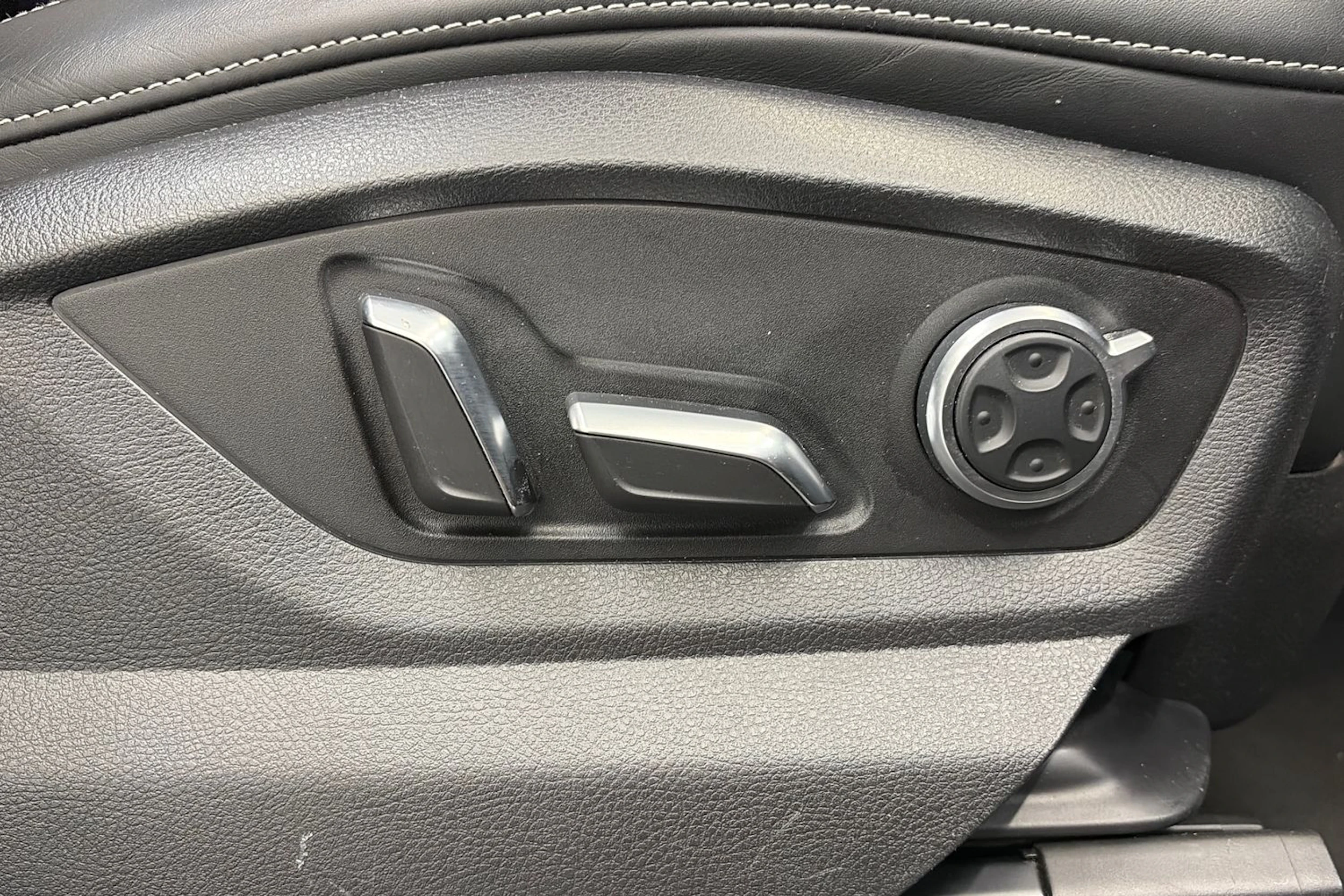musta Audi Q7 2016 kuva 22.