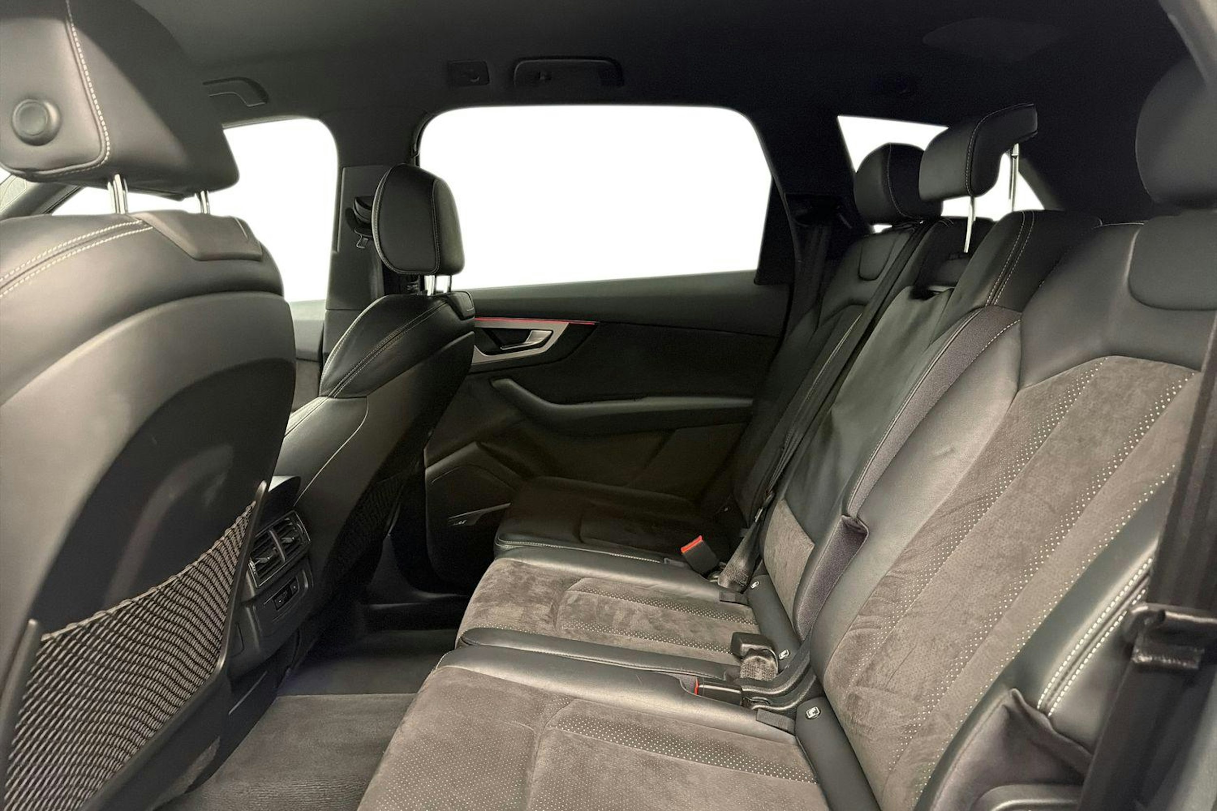 musta Audi Q7 2016 kuva 8.