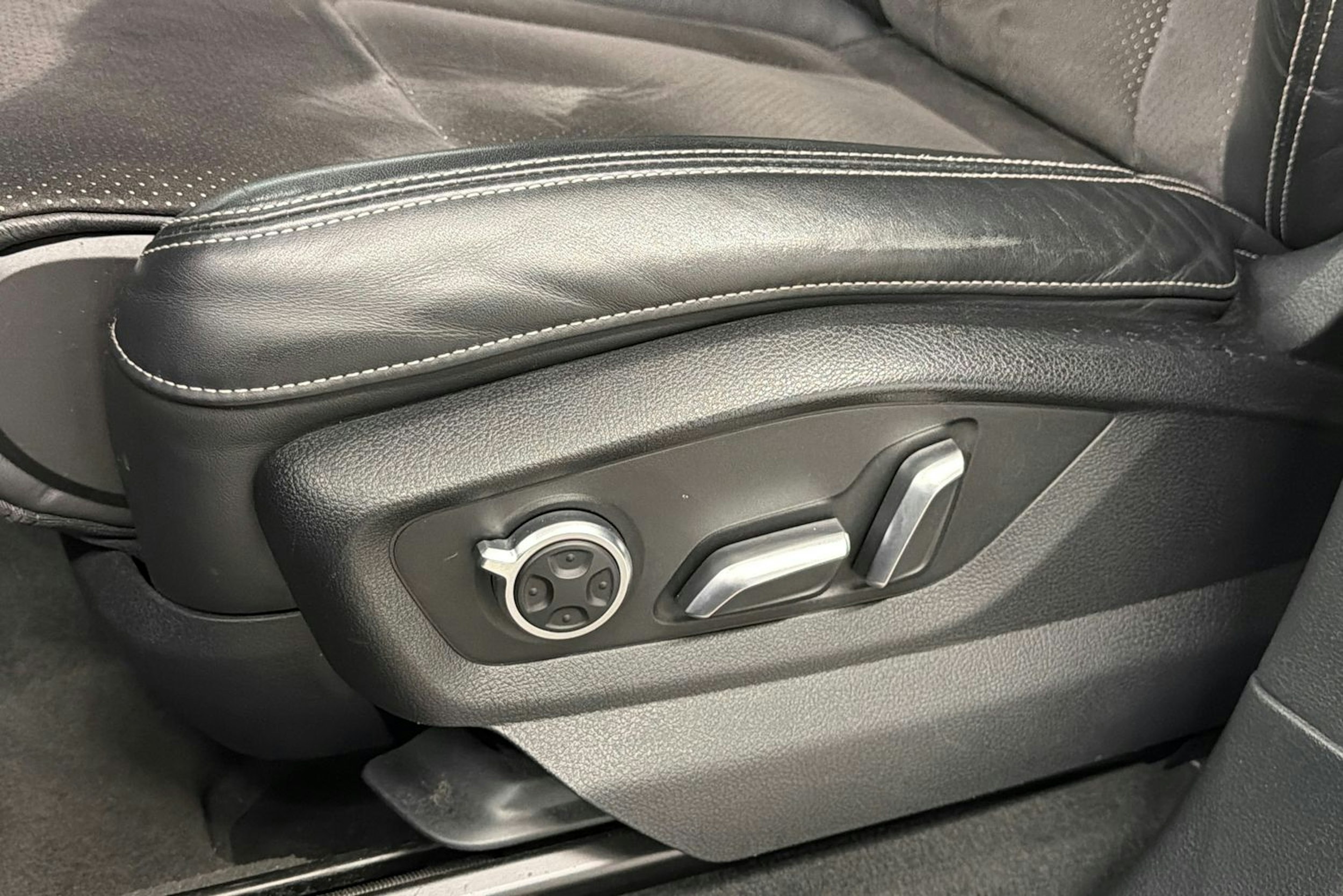 musta Audi Q7 2016 kuva 11.