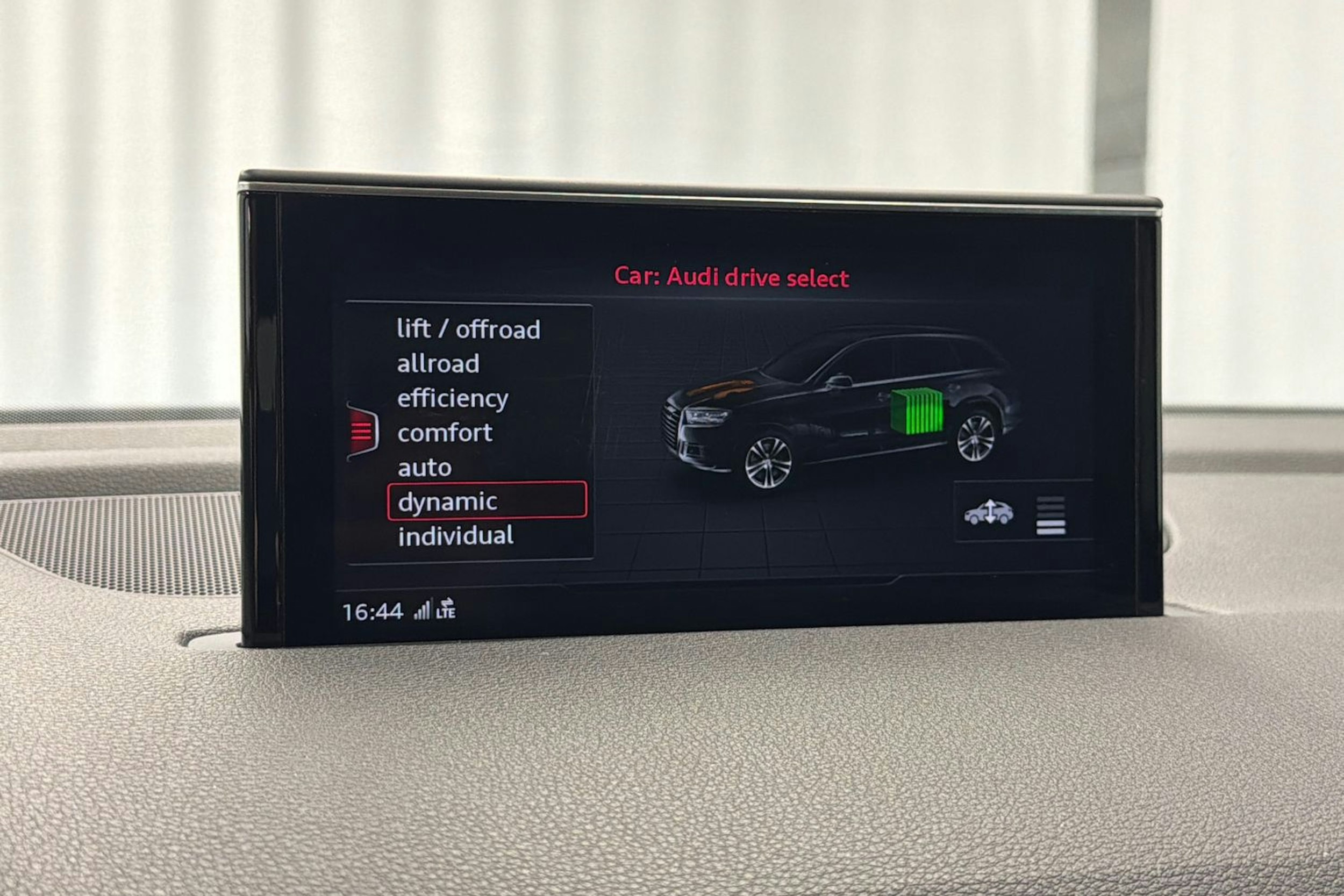 musta Audi Q7 2016 kuva 16.