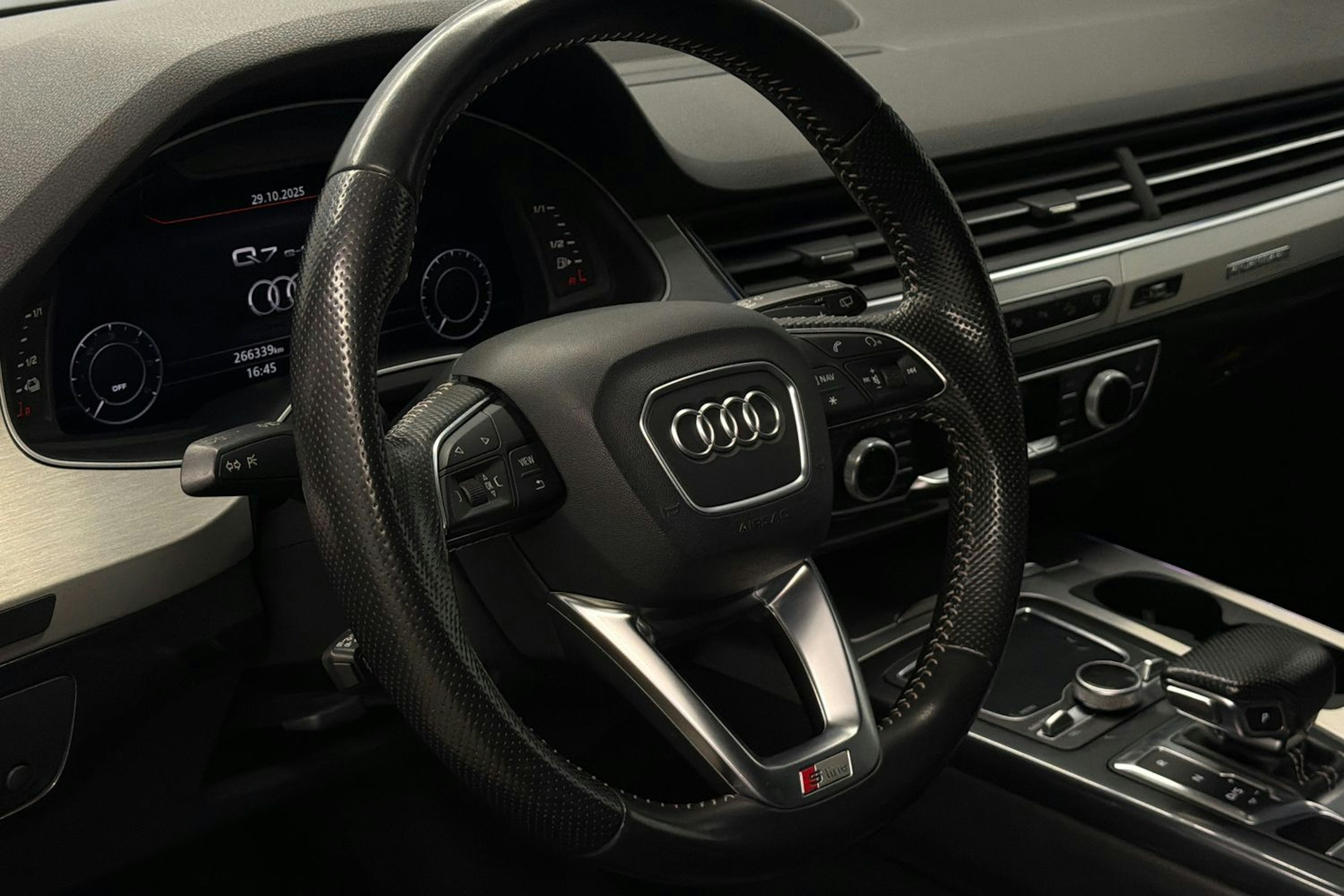 musta Audi Q7 2016 kuva 22.