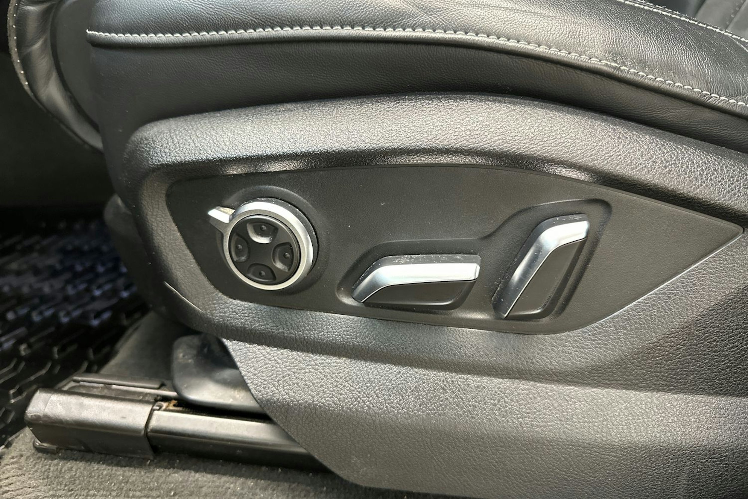 Musta Audi Q7 2017 kuva 16.