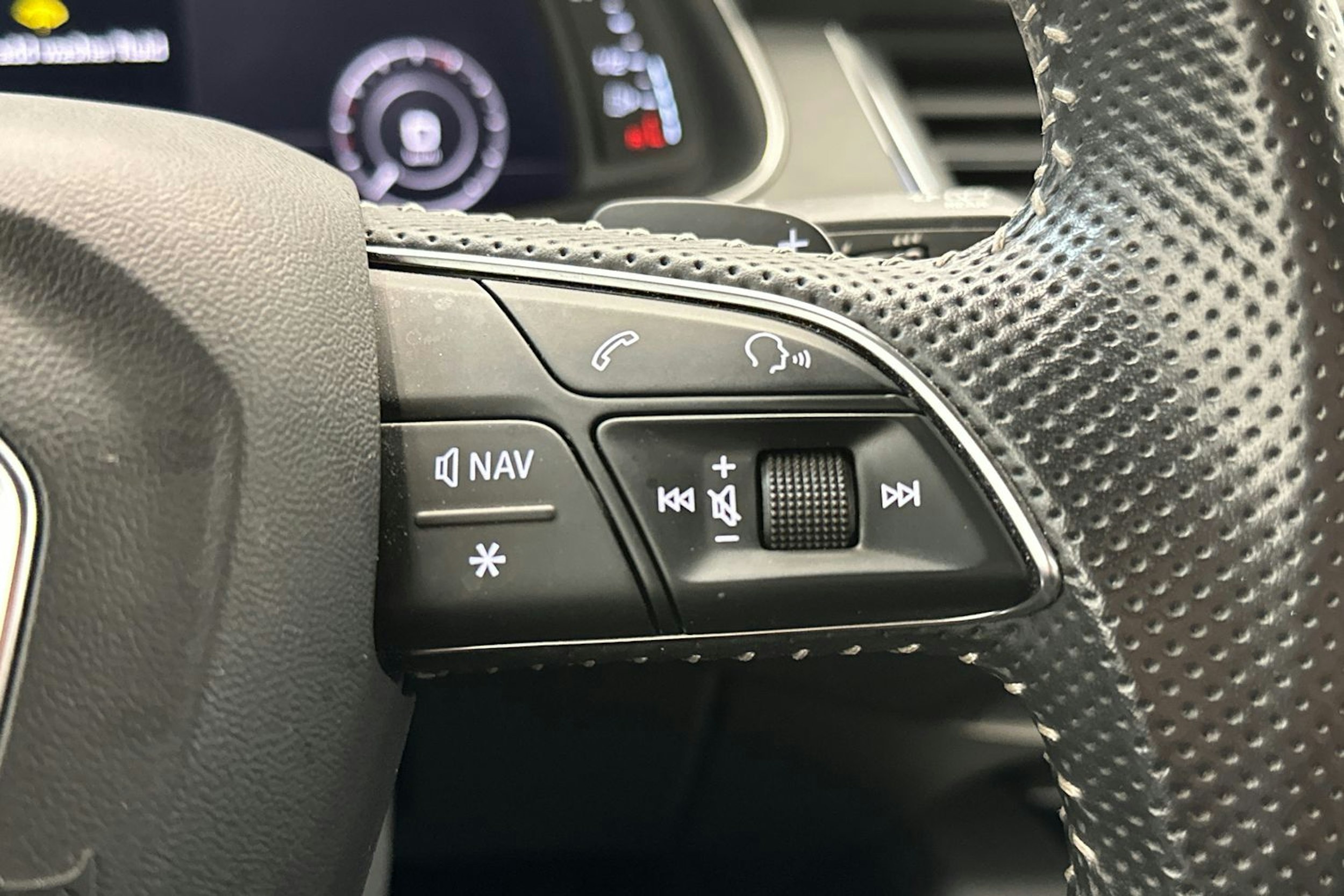 Musta Audi Q7 2017 kuva 18.