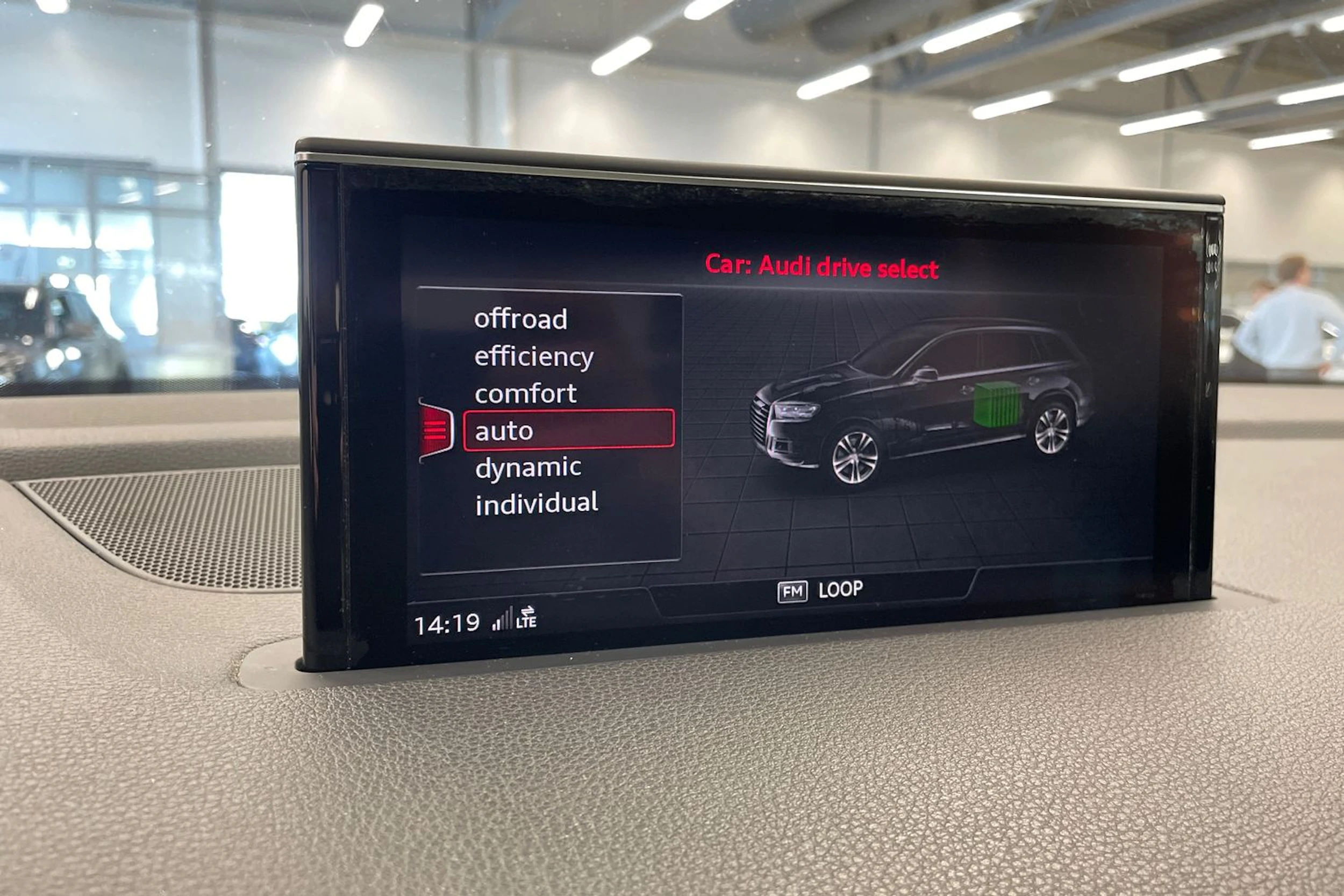 Sininen Audi Q7 2017 kuva 18.