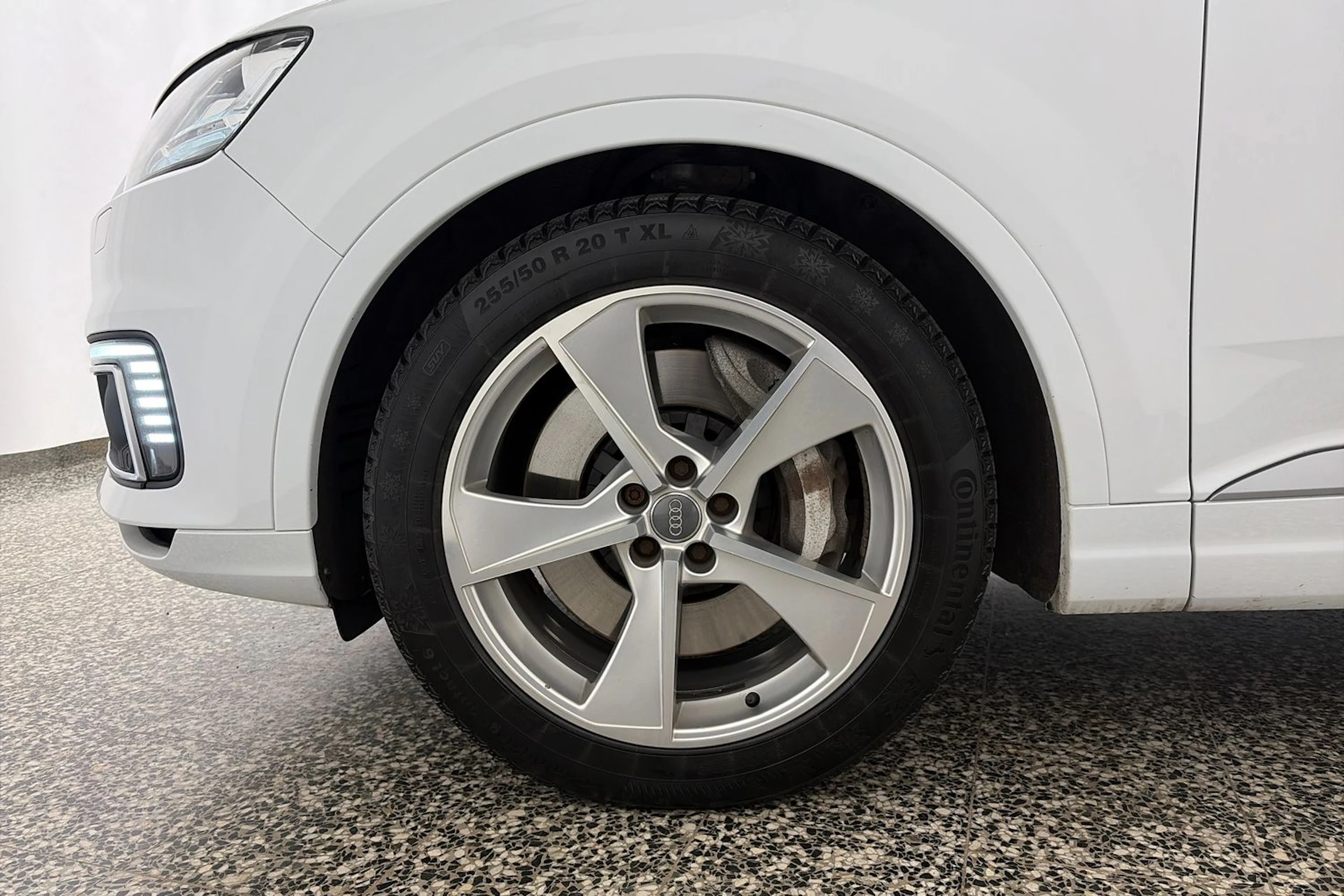 valkoinen Audi Q7 2017 kuva 13.