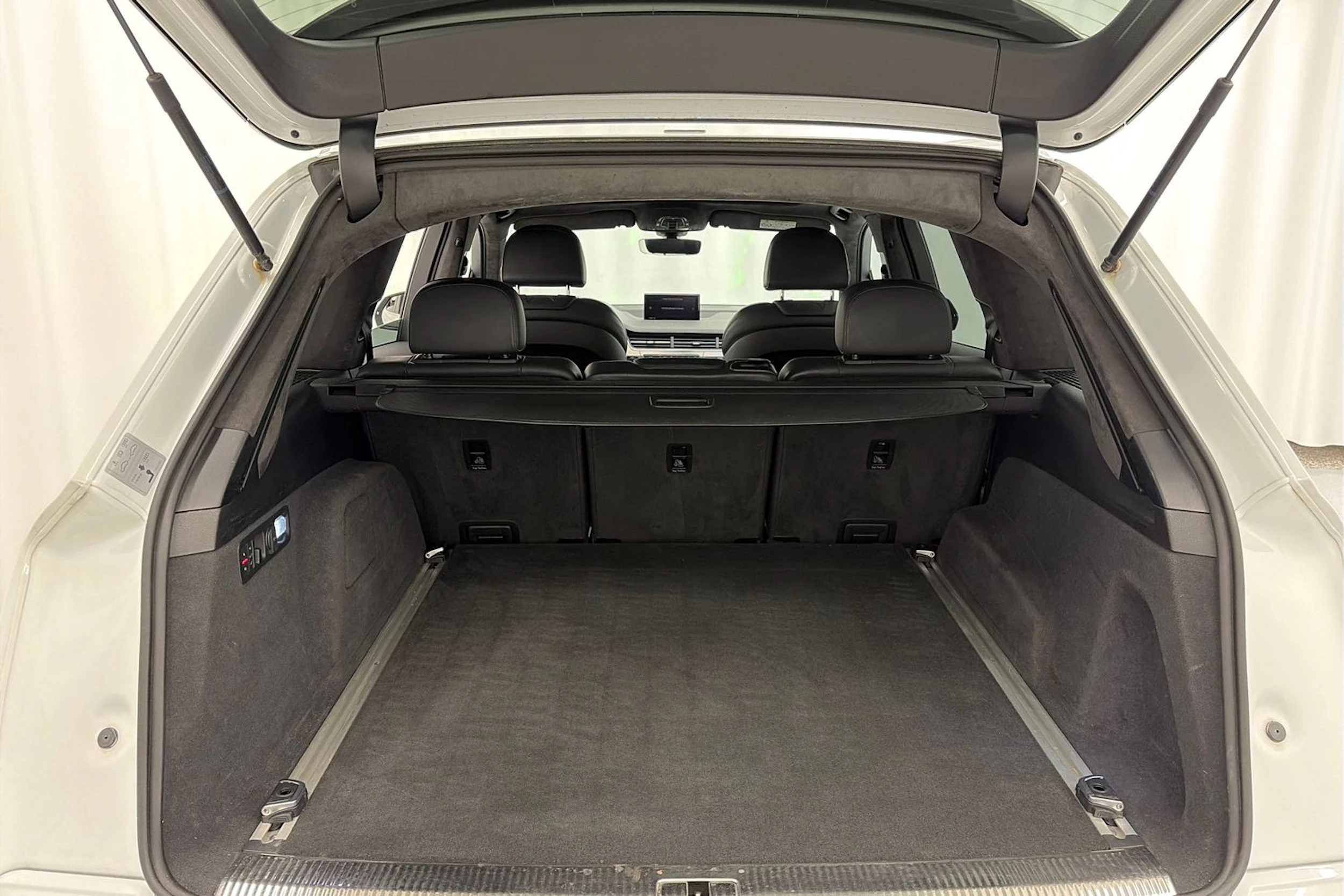 valkoinen Audi Q7 2017 kuva 16.
