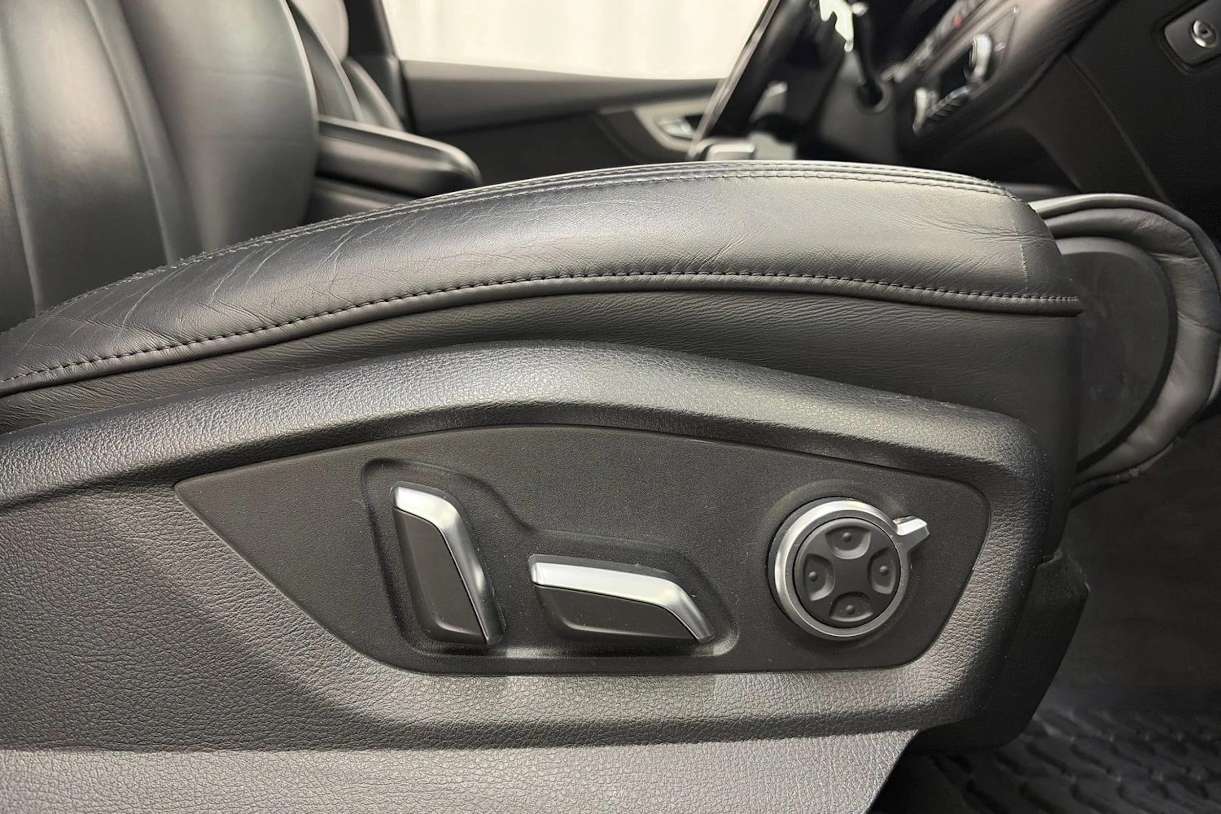 valkoinen Audi Q7 2017 kuva 22.