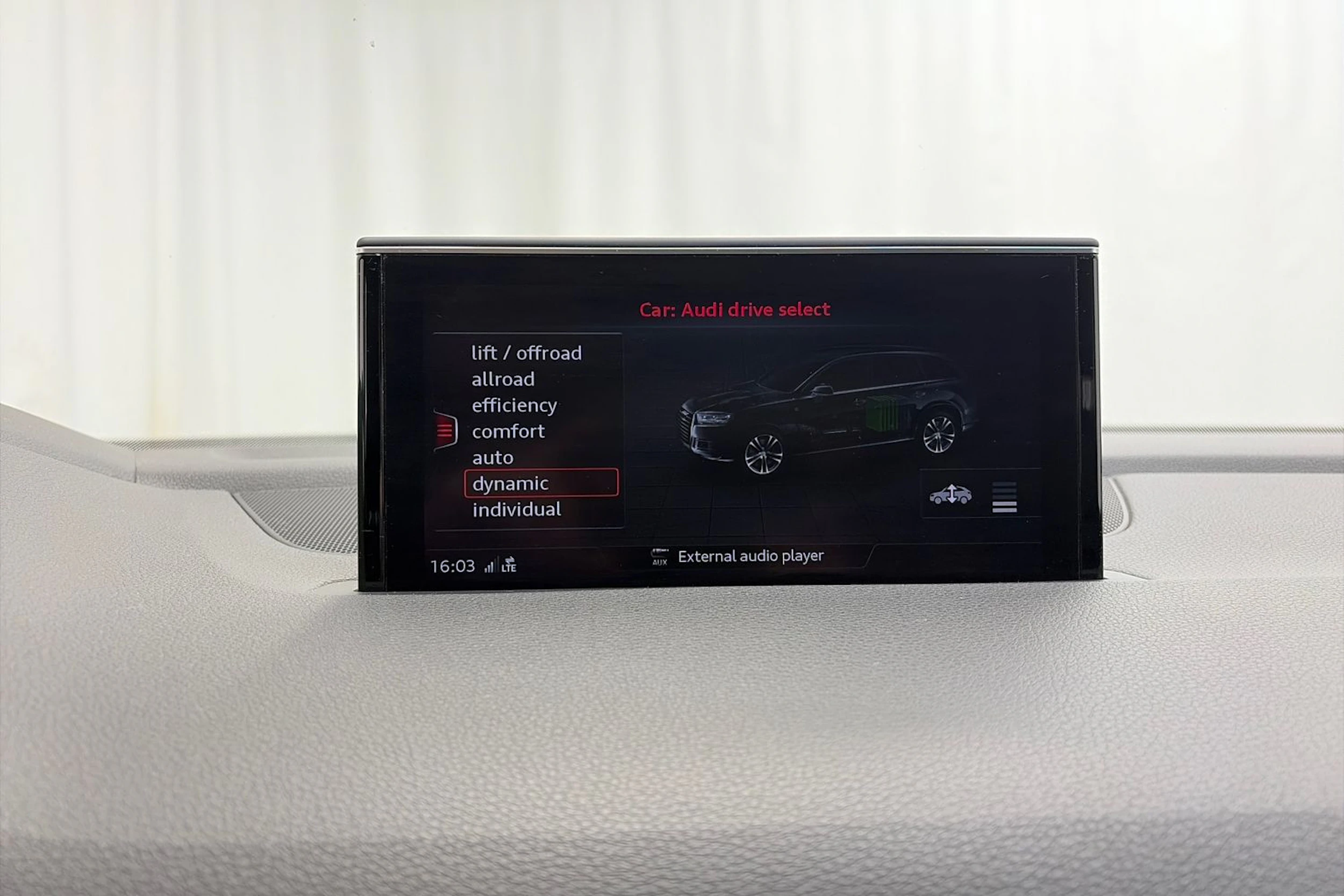 valkoinen Audi Q7 2017 kuva 33.