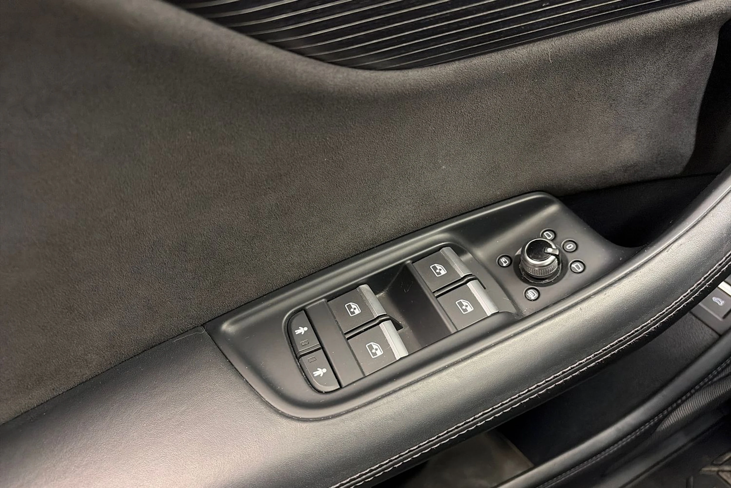 valkoinen Audi Q7 2017 kuva 40.