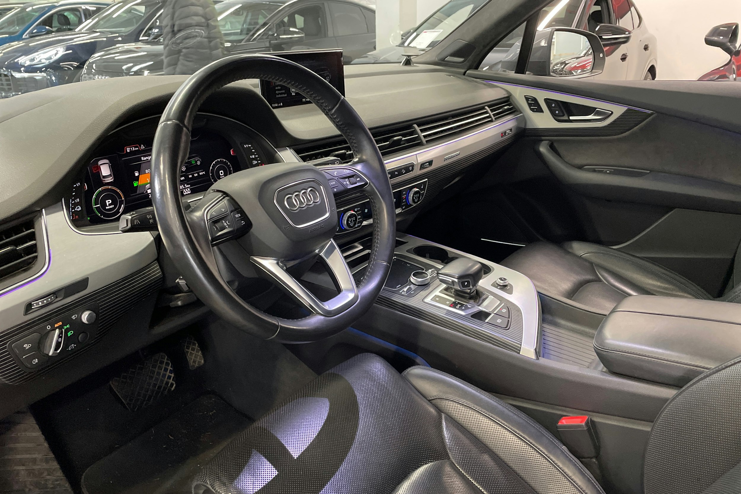 harmaa Audi Q7 2017 kuva 3.