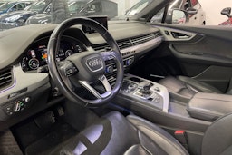 harmaa Audi Q7 2017 kuva 3.