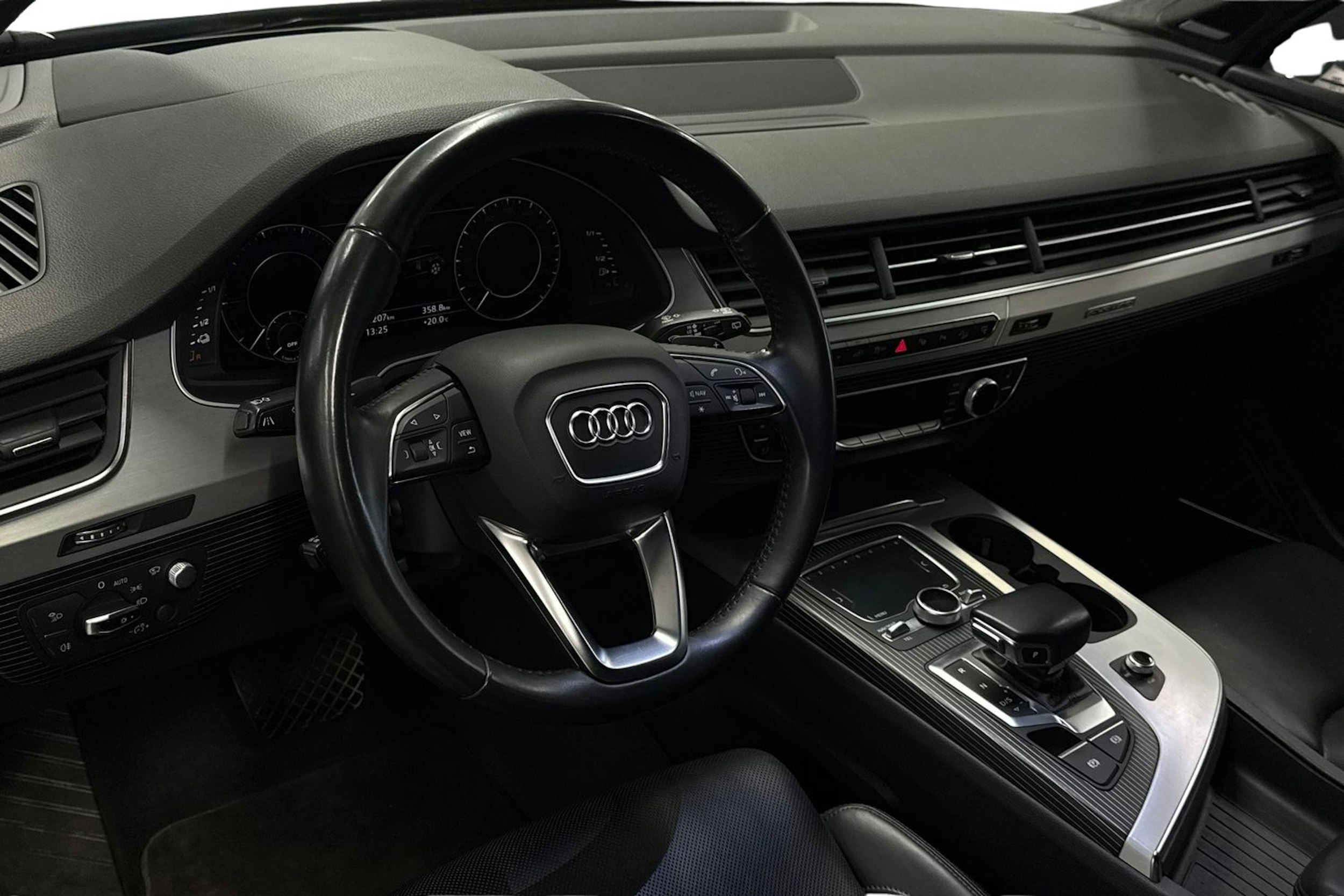 harmaa Audi Q7 2017 kuva 7.