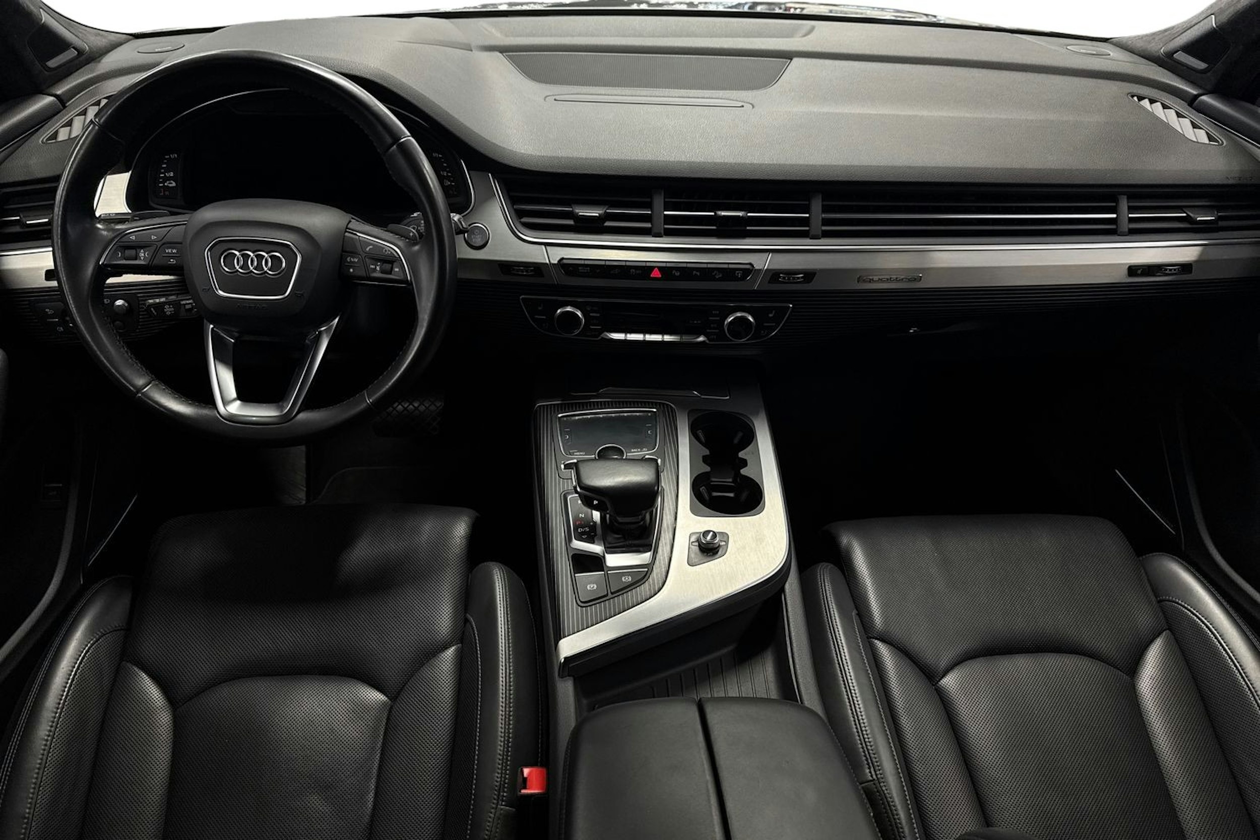 harmaa Audi Q7 2017 kuva 9.