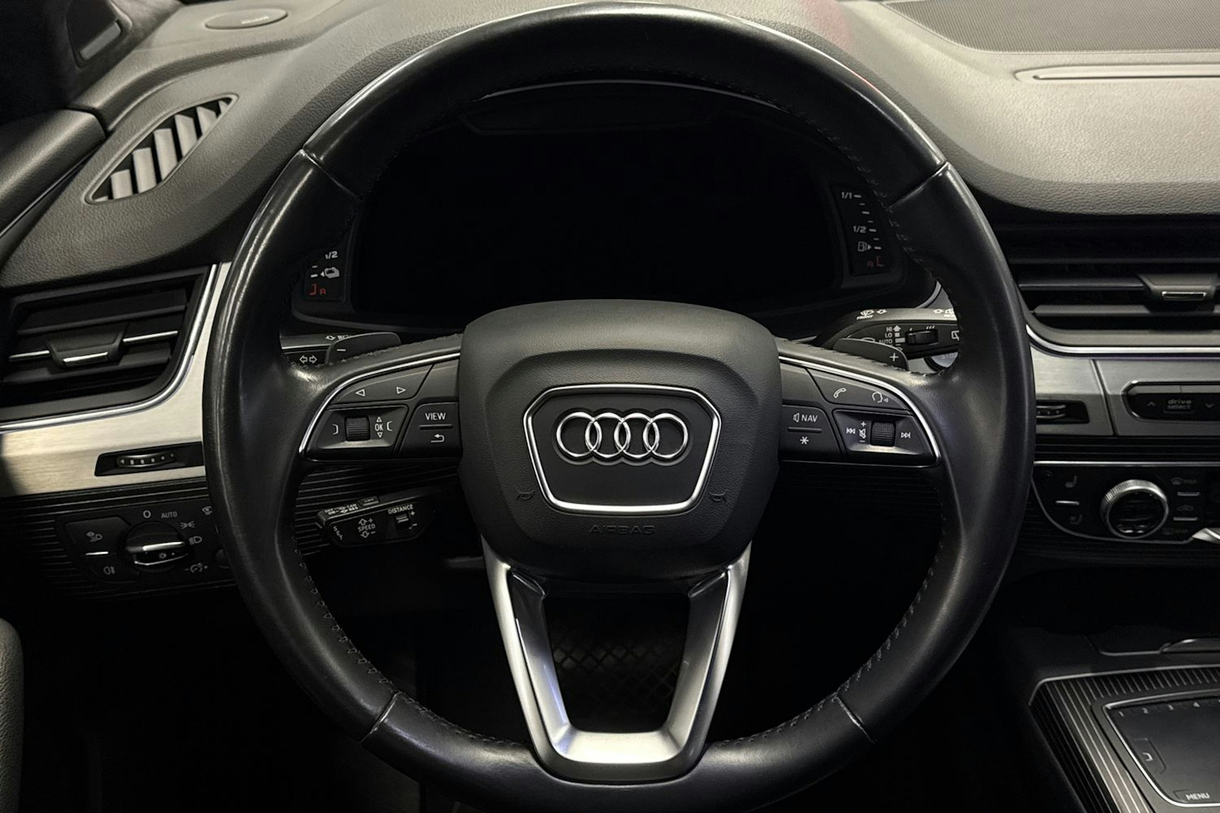harmaa Audi Q7 2017 kuva 14.