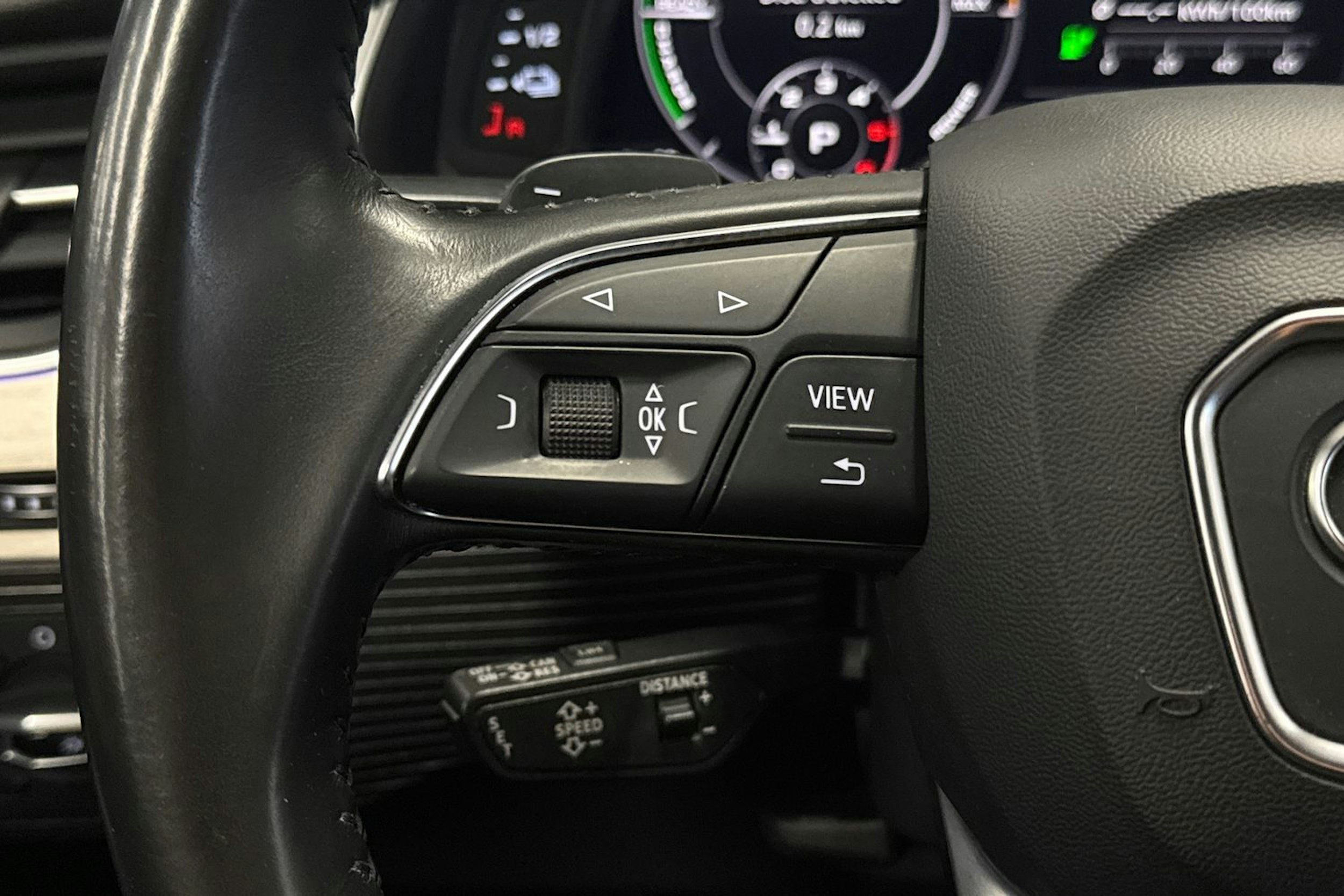 harmaa Audi Q7 2017 kuva 16.