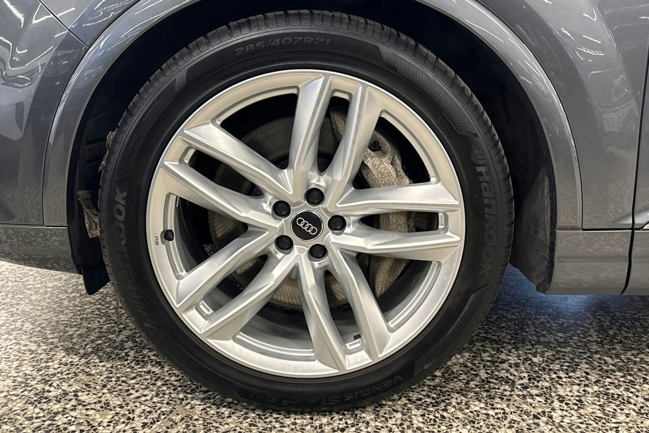 harmaa Audi Q7 2017 kuva 39.