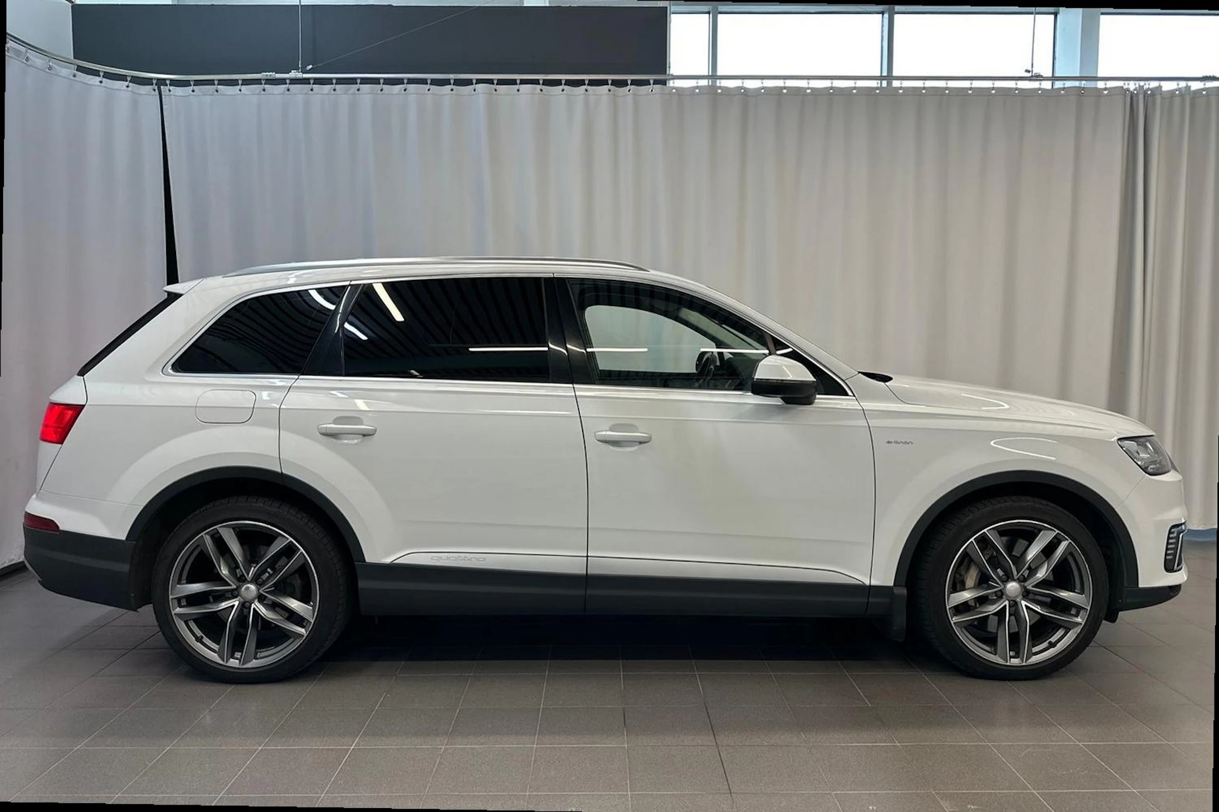 valkoinen Audi Q7 2017 kuva 8.