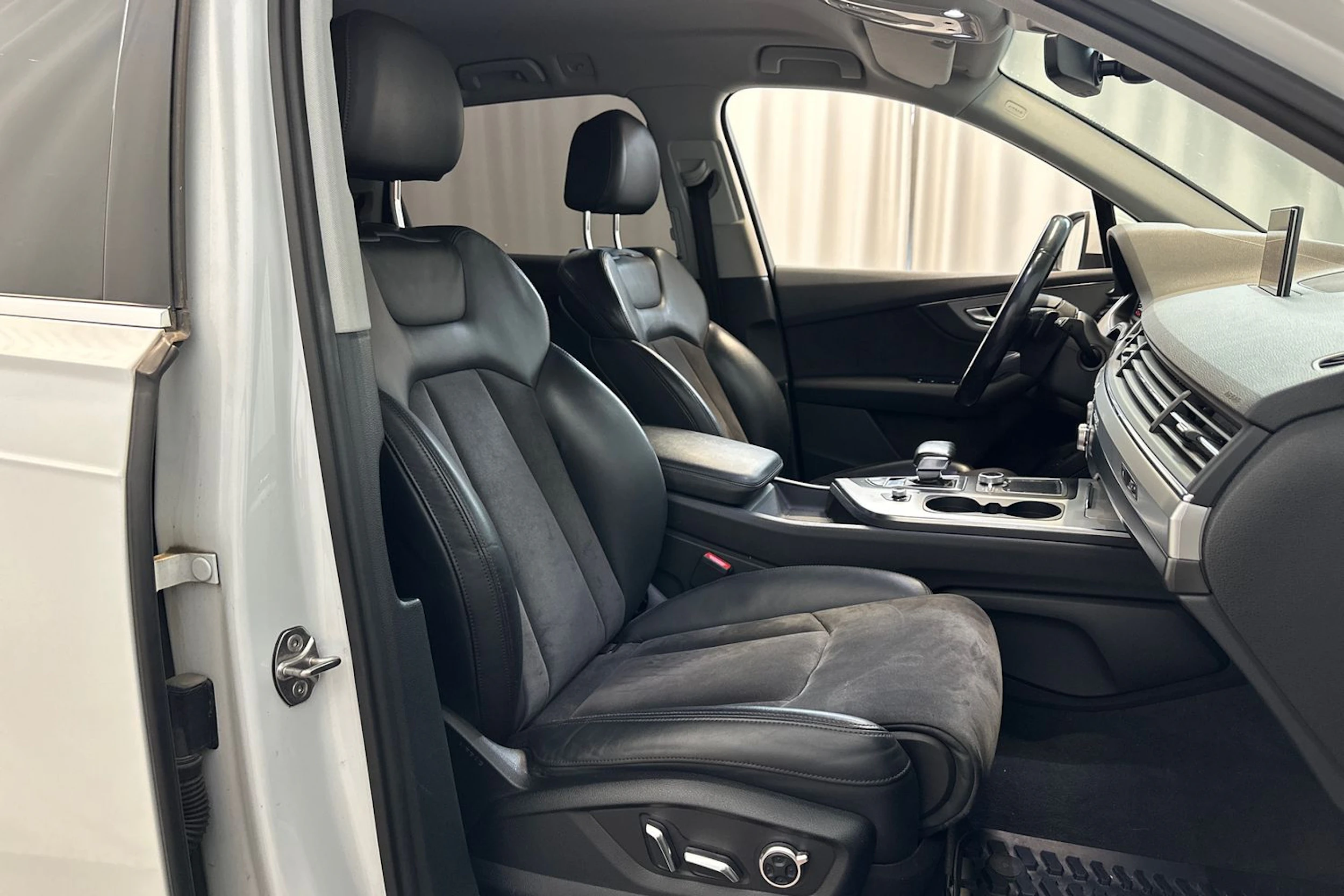 valkoinen Audi Q7 2017 kuva 14.