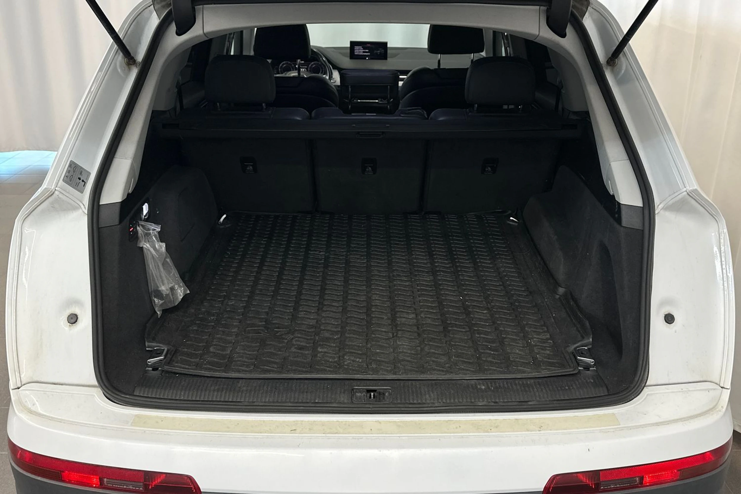 valkoinen Audi Q7 2017 kuva 16.