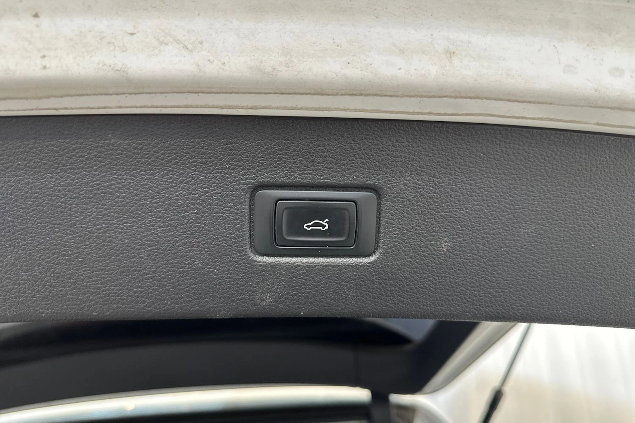 valkoinen Audi Q7 2017 kuva 17.