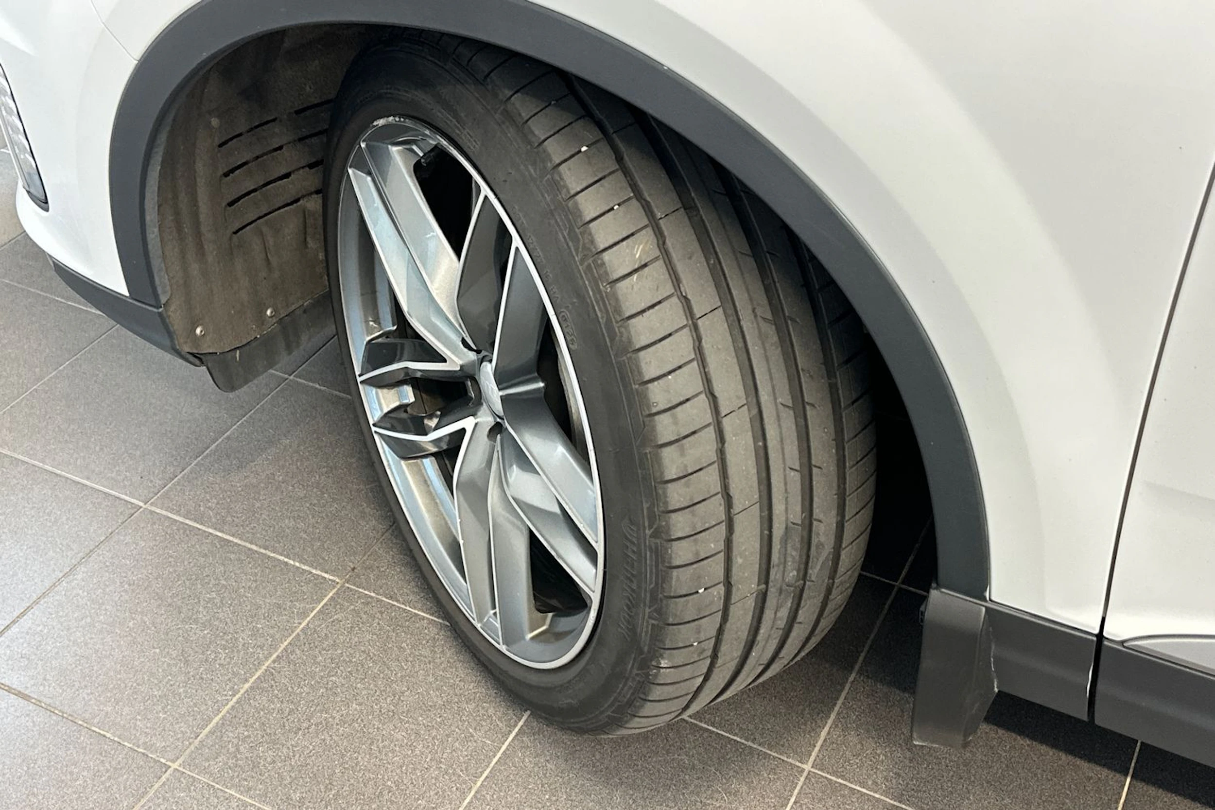valkoinen Audi Q7 2017 kuva 33.