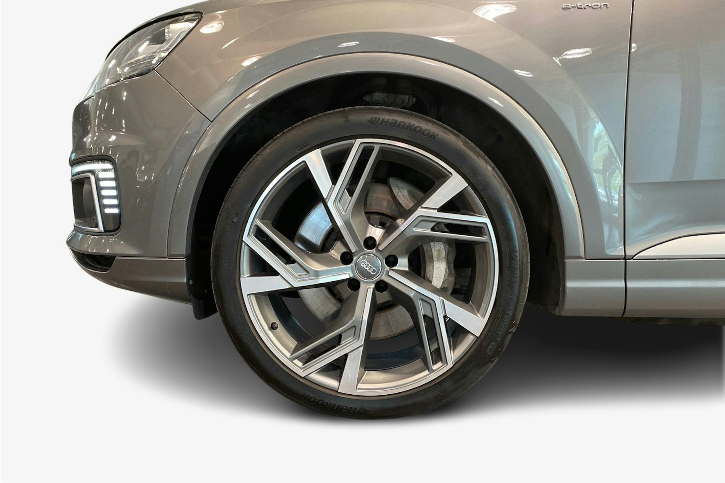 harmaa Audi Q7 2017 kuva 11.