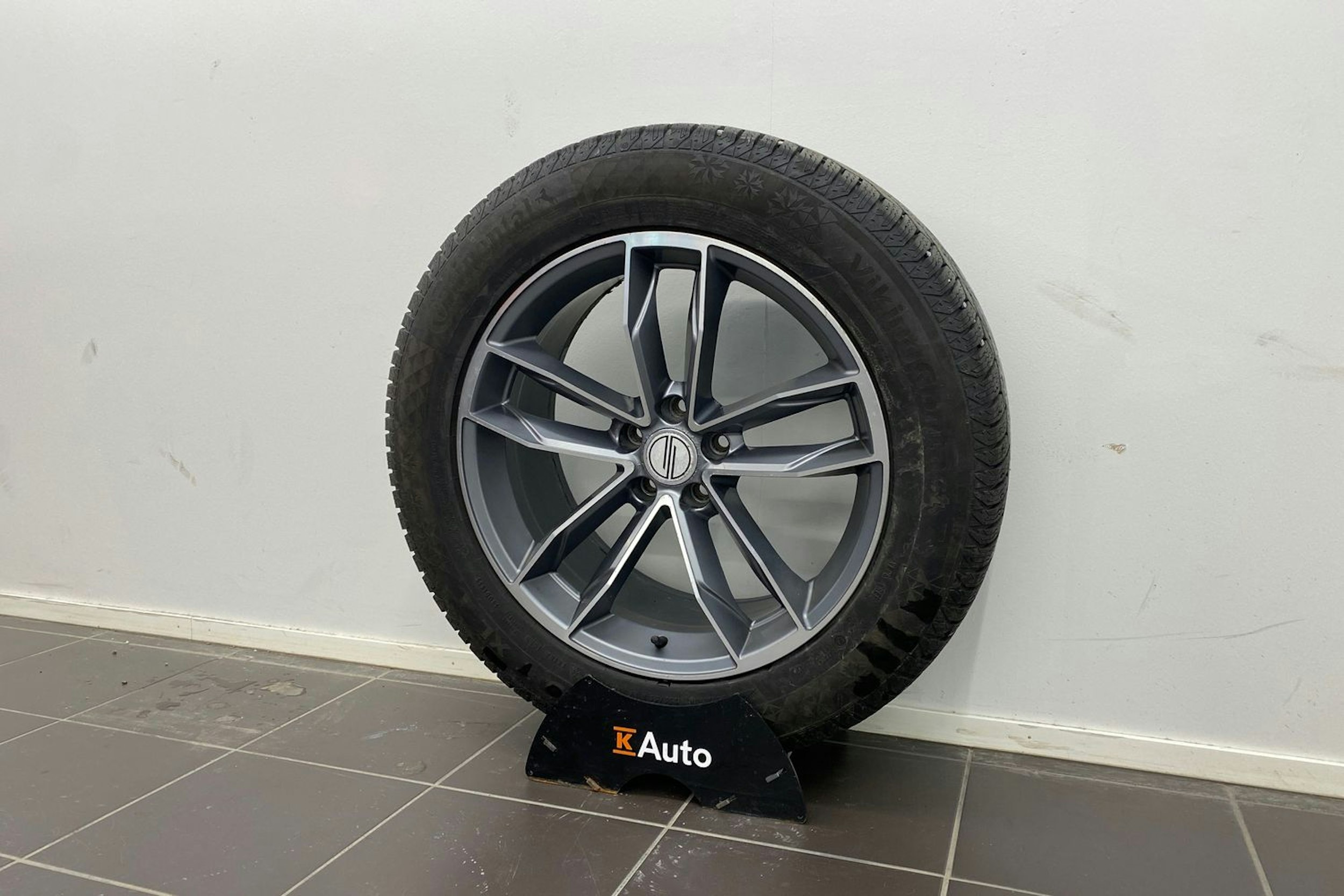 harmaa Audi Q7 2017 kuva 13.