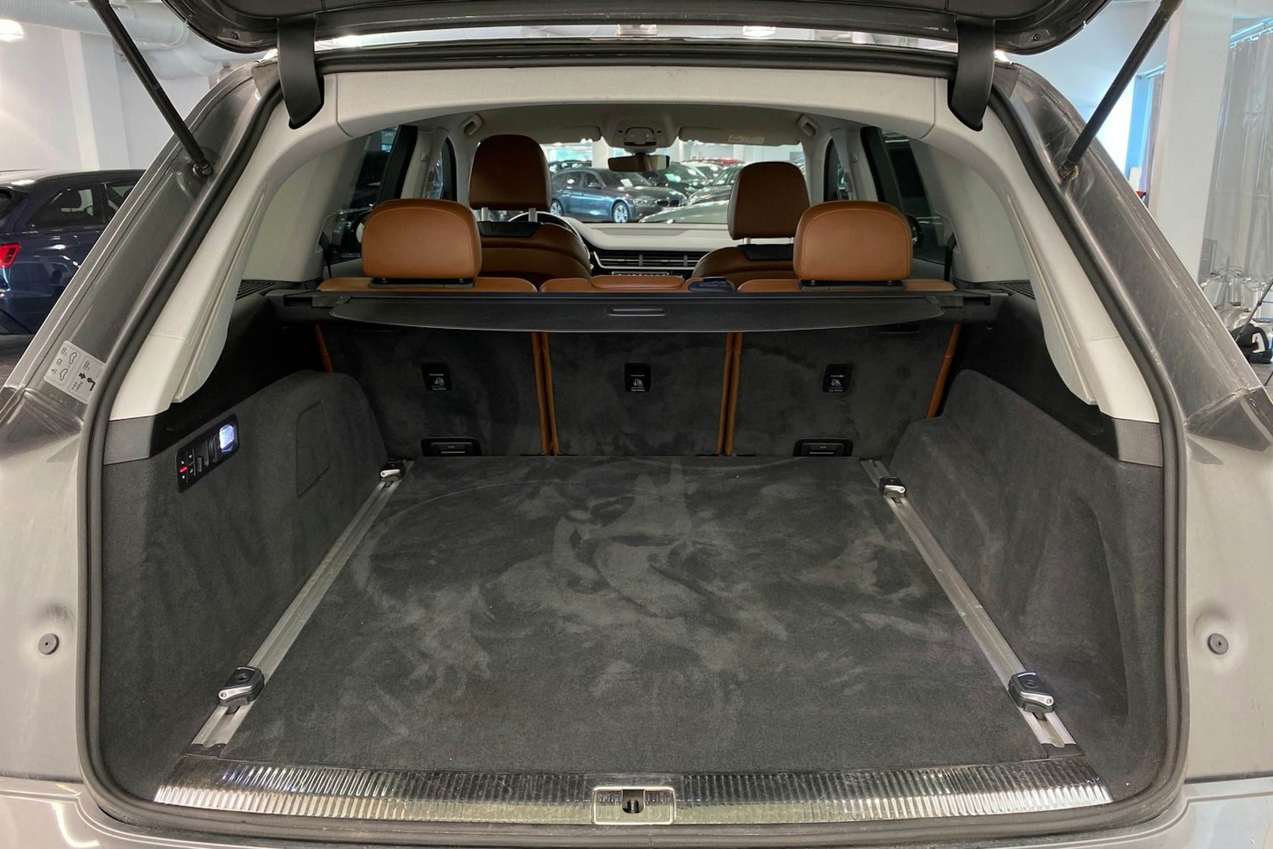 harmaa Audi Q7 2017 kuva 14.