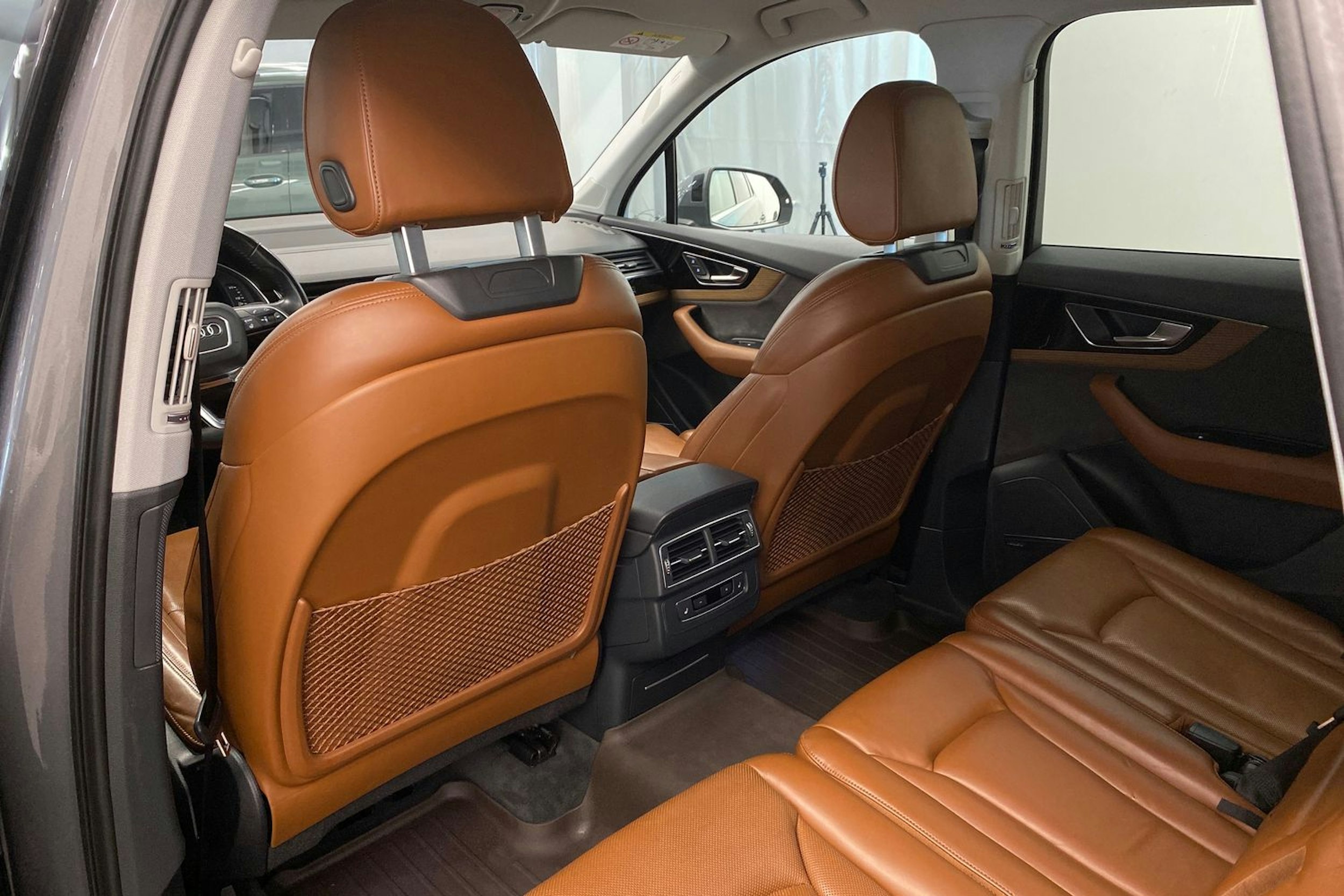 harmaa Audi Q7 2017 kuva 16.
