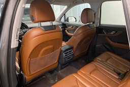 harmaa Audi Q7 2017 kuva 16.